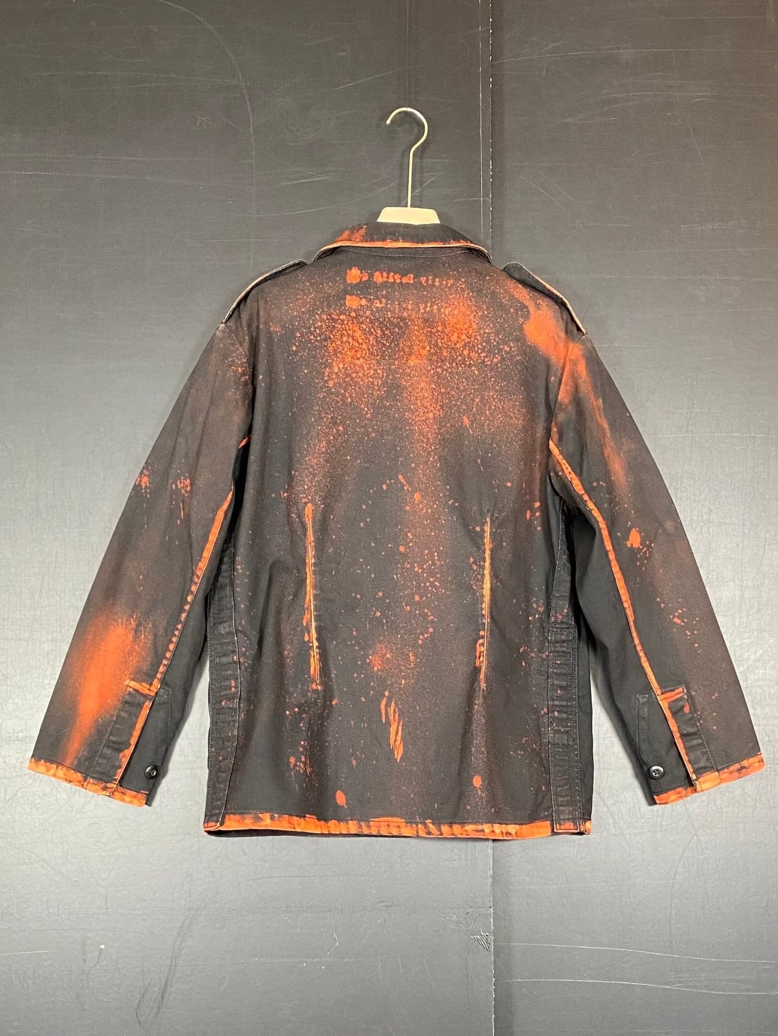 Fire Fade – Upcycling Arbeitsjacke - nachhaltige Upcycling Mode von Beverly - Berlin