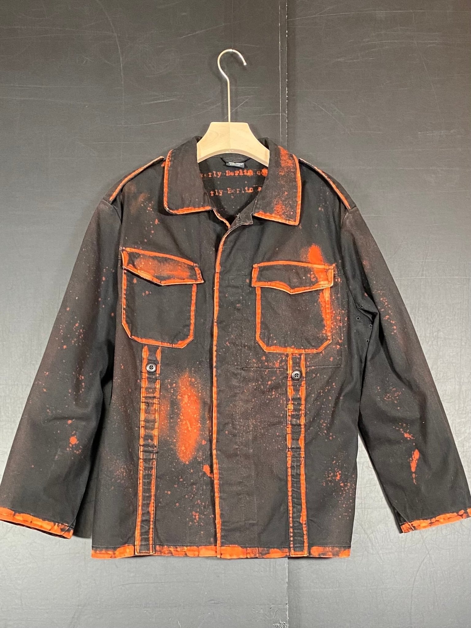 Fire Fade – Upcycling Arbeitsjacke - nachhaltige Upcycling Mode von Beverly - Berlin