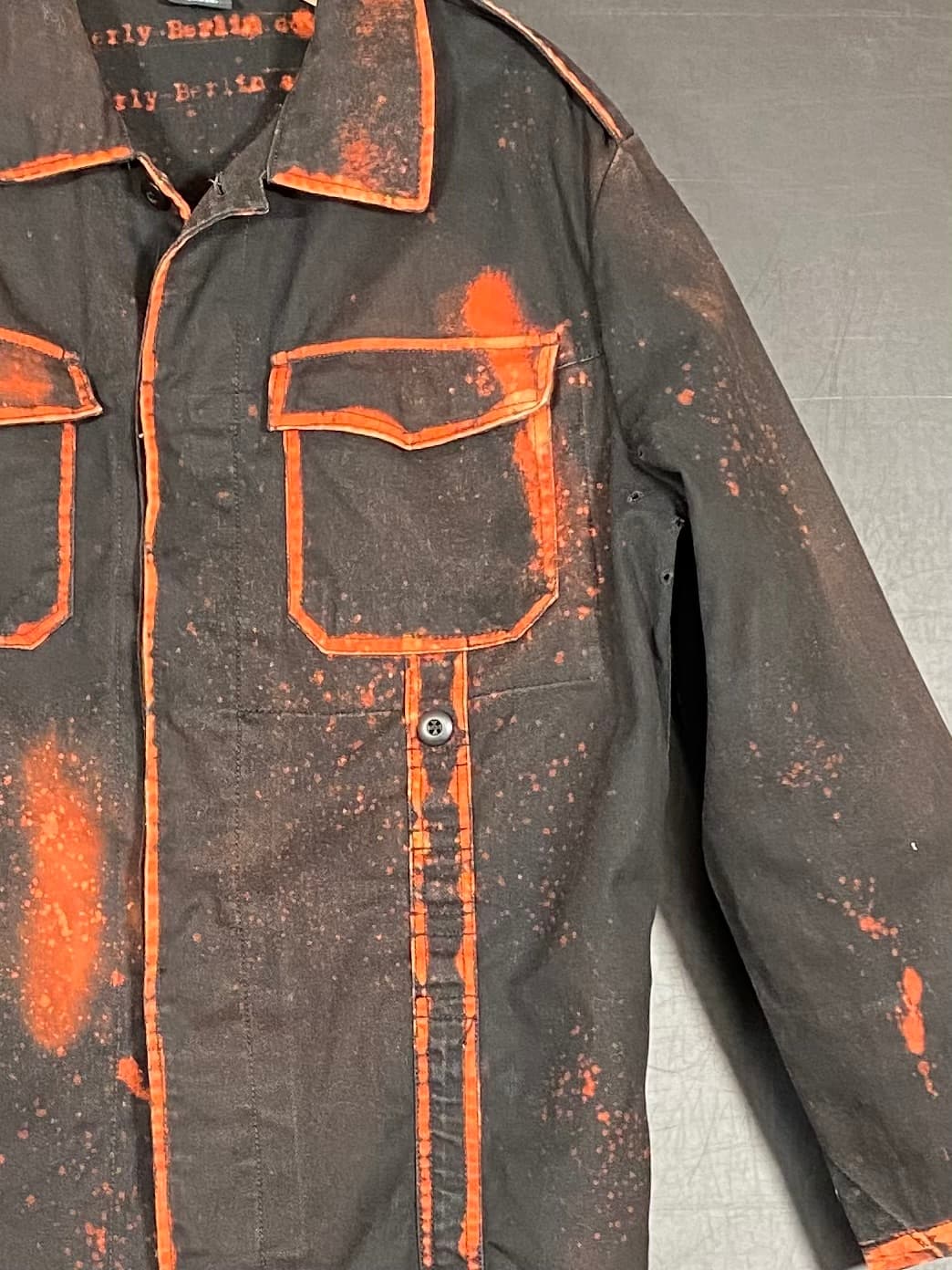 Fire Fade – Upcycling Arbeitsjacke - nachhaltige Upcycling Mode von Beverly - Berlin