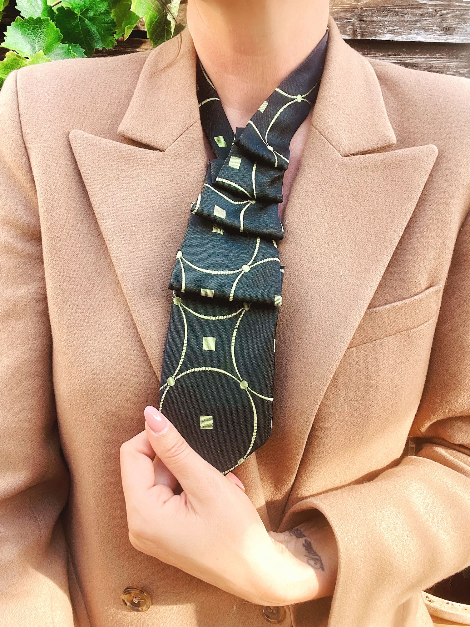 grünes Krawatten - Collier - nachhaltige Mode und Accessoires von Beverly - Berlin