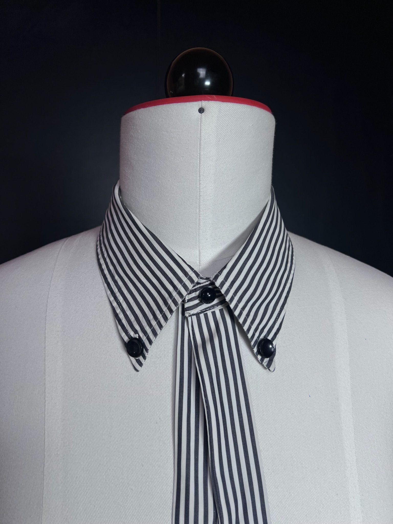 Kragencollier Black Stripe – Minimalismus mit Kante - nachhaltige Mode und Accessoires von Beverly - Berlin