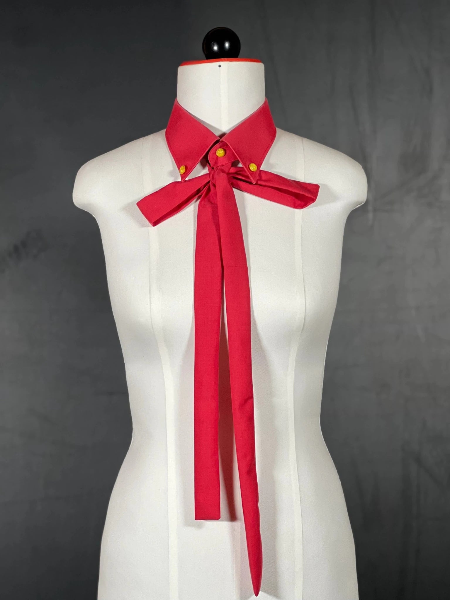 Kragencollier Crimson Shine – mit Vintage - Glasknöpfen - nachhaltige Mode und Accessoires von Beverly - Berlin