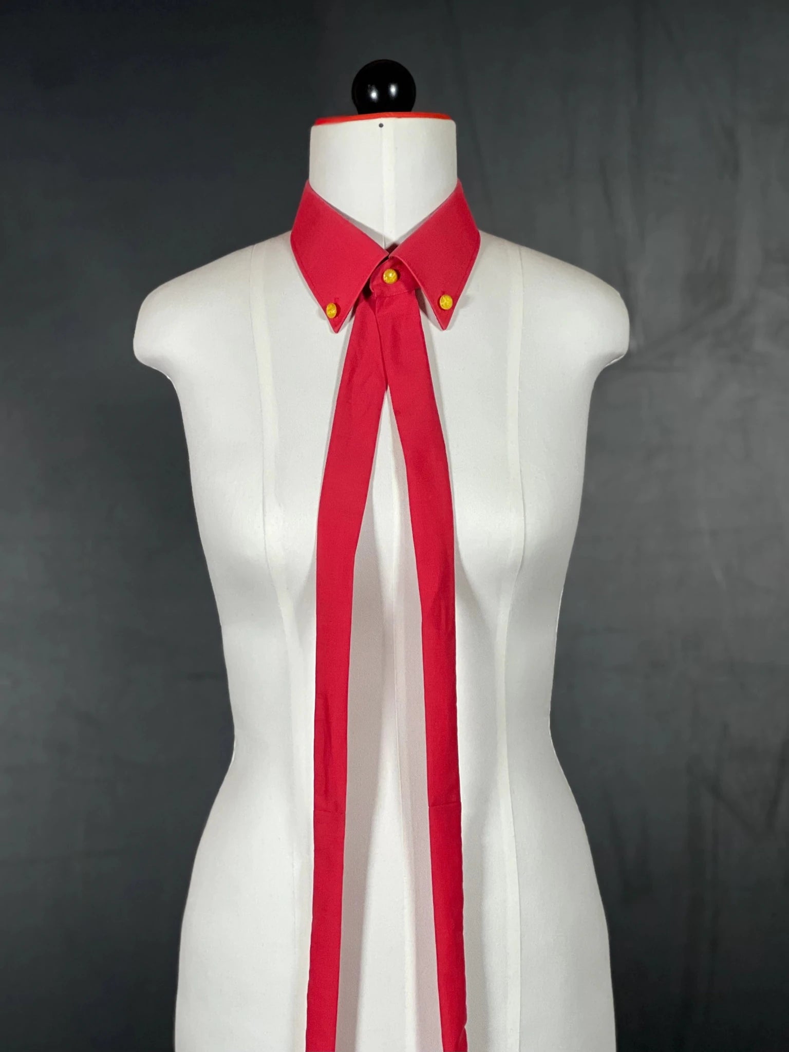 Kragencollier Crimson Shine – mit Vintage - Glasknöpfen - nachhaltige Mode und Accessoires von Beverly - Berlin