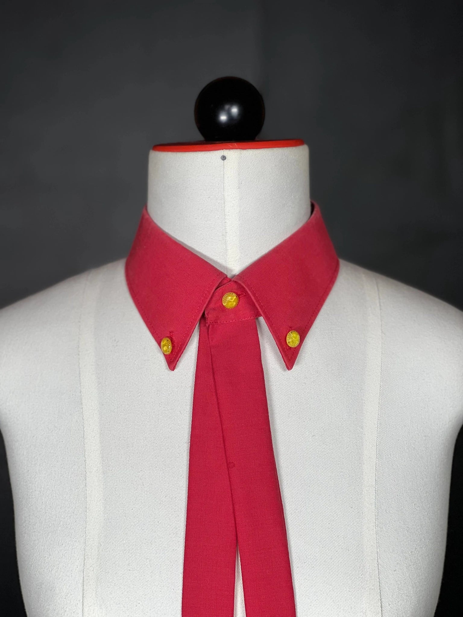 Kragencollier Crimson Shine – mit Vintage - Glasknöpfen - nachhaltige Mode und Accessoires von Beverly - Berlin