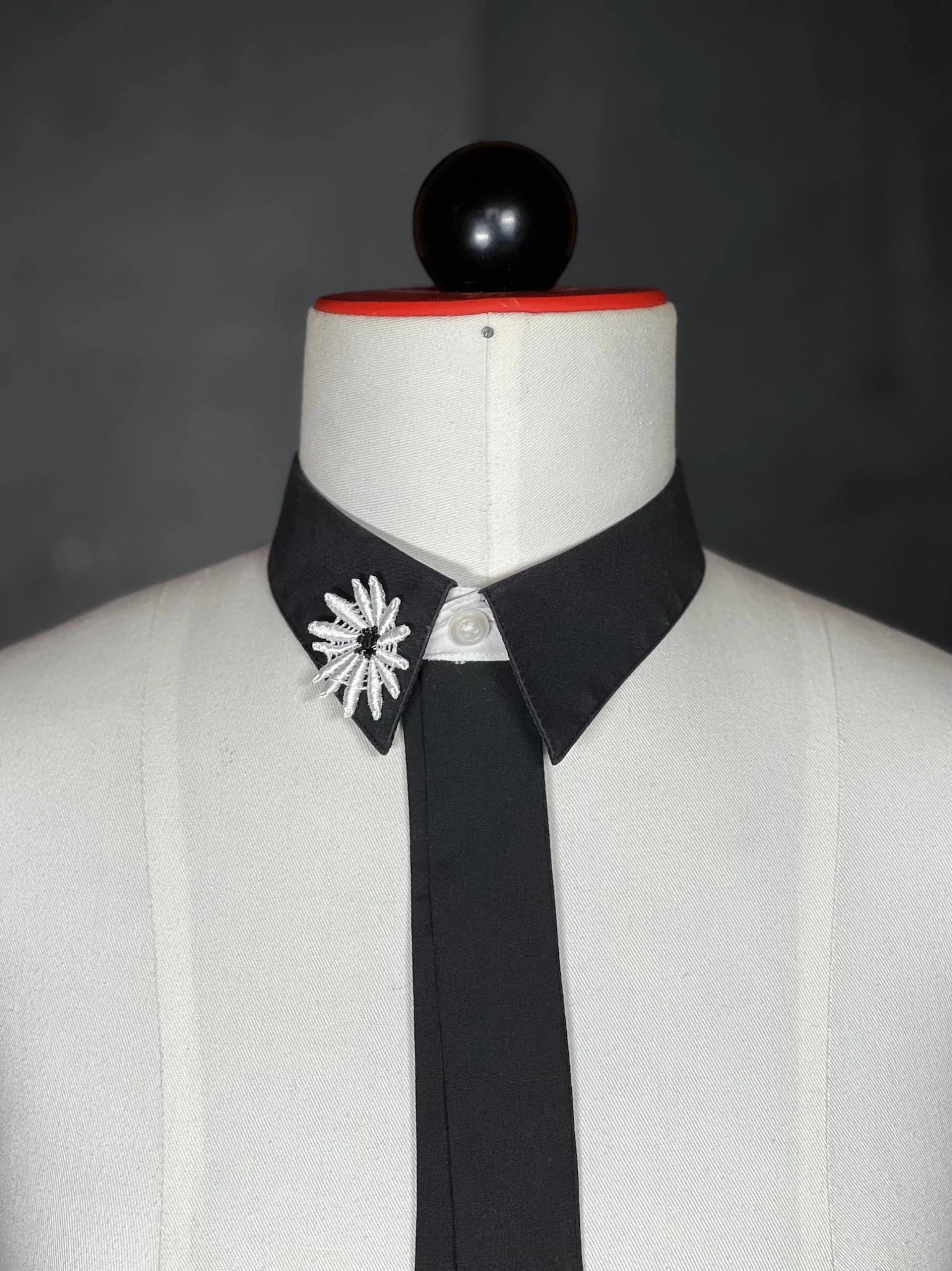 Kragencollier Dark Bloom – Klare Linie, starke Wirkung - nachhaltige Mode und Accessoires von Beverly - Berlin