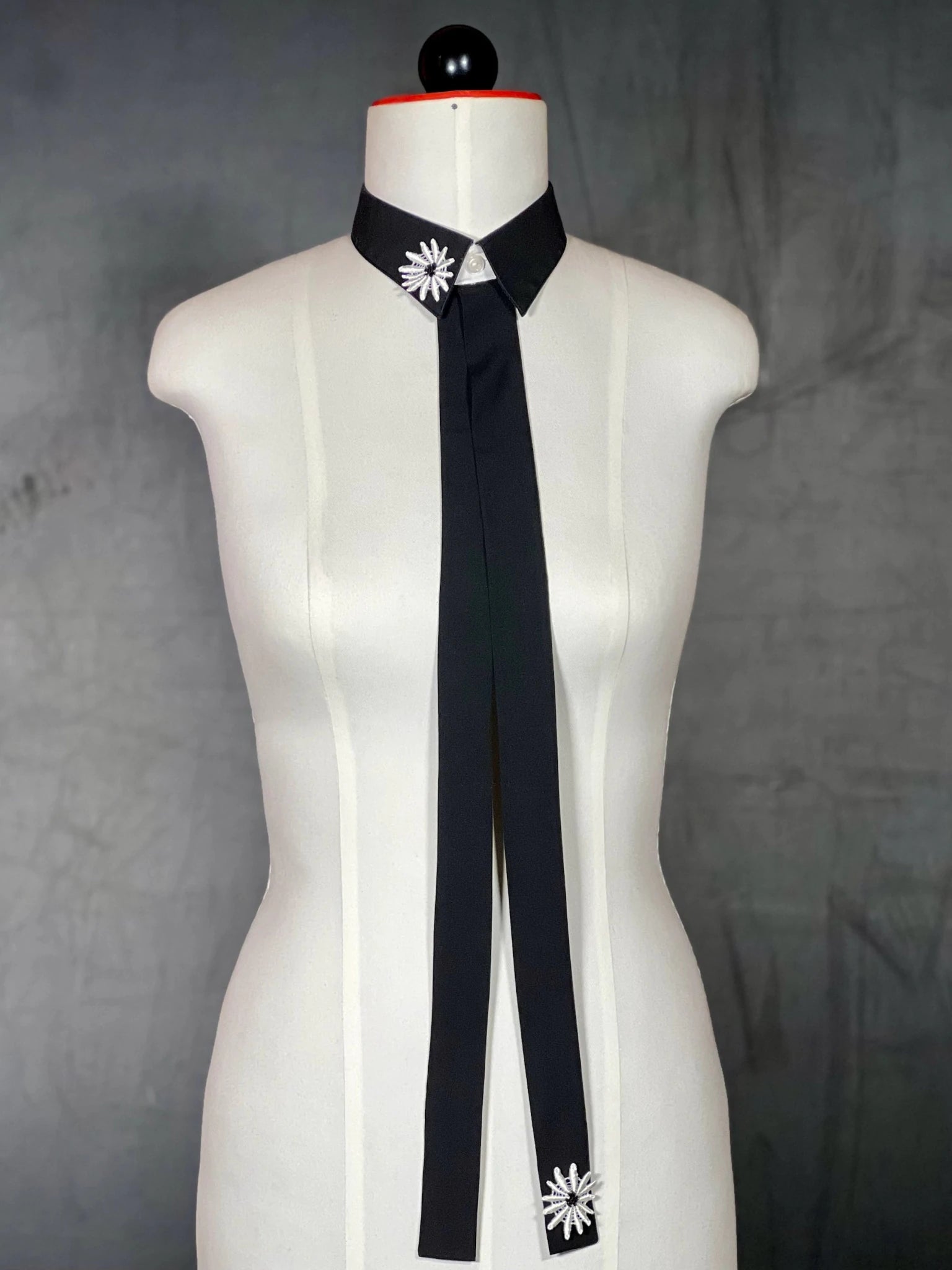 Kragencollier Dark Bloom – Klare Linie, starke Wirkung - nachhaltige Mode und Accessoires von Beverly - Berlin