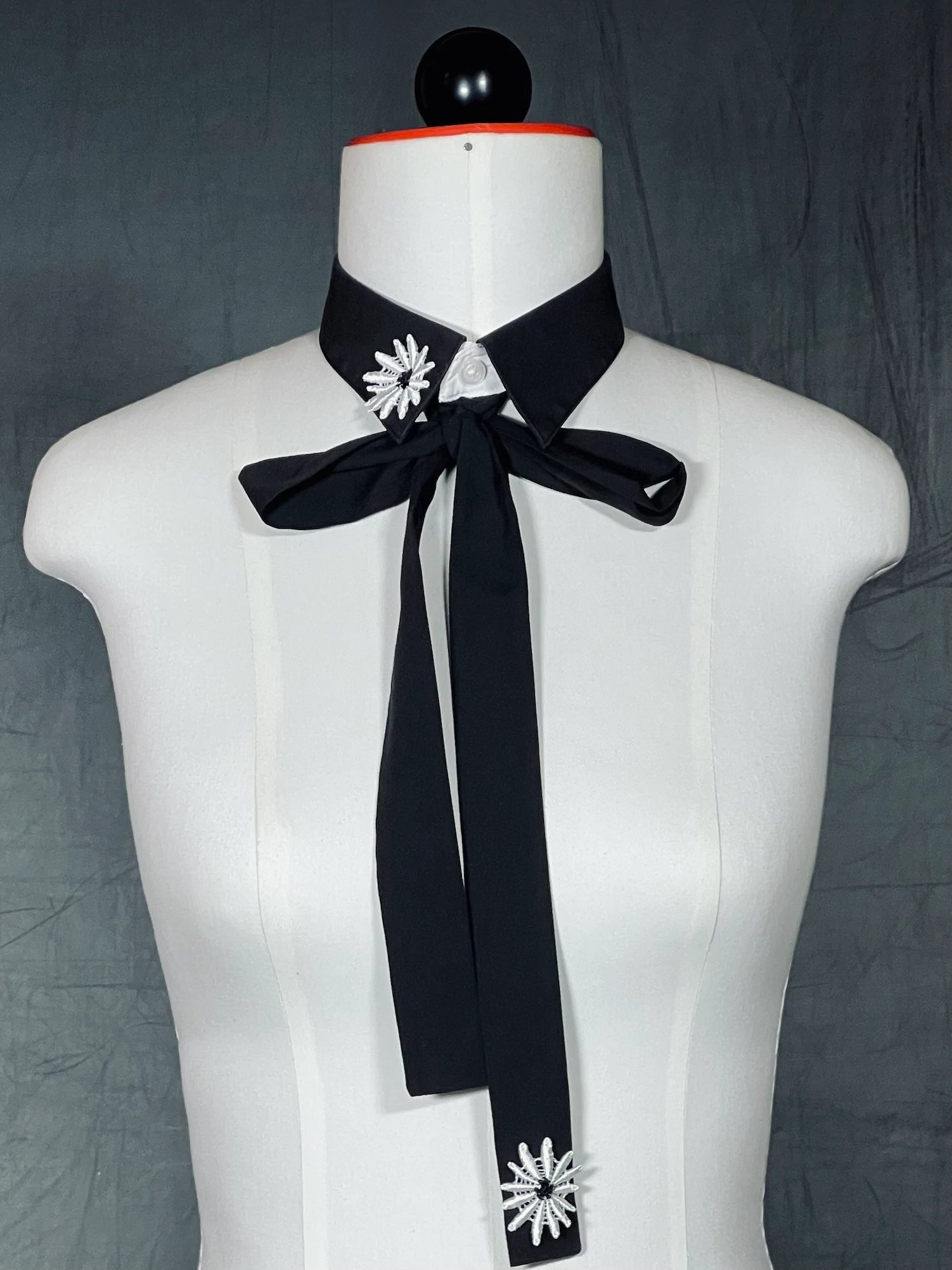 Kragencollier Dark Bloom – Klare Linie, starke Wirkung - nachhaltige Mode und Accessoires von Beverly - Berlin