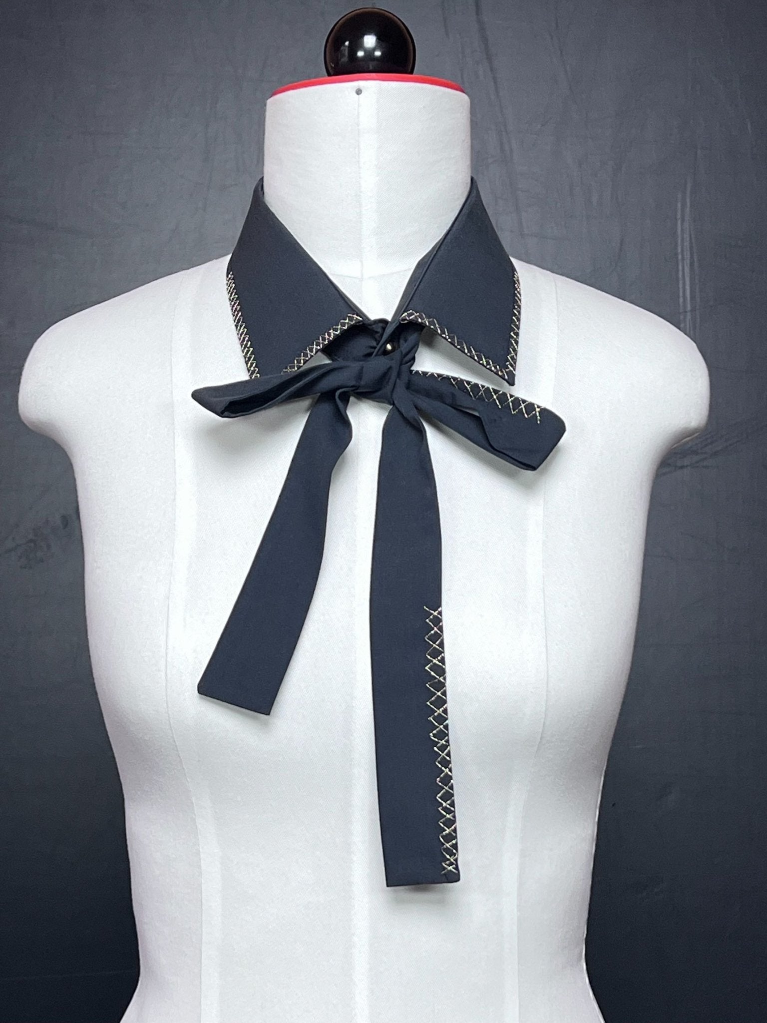 Kragencollier Dark Stitch – Schwarze Eleganz mit Glanz - nachhaltige Mode und Accessoires von Beverly - Berlin