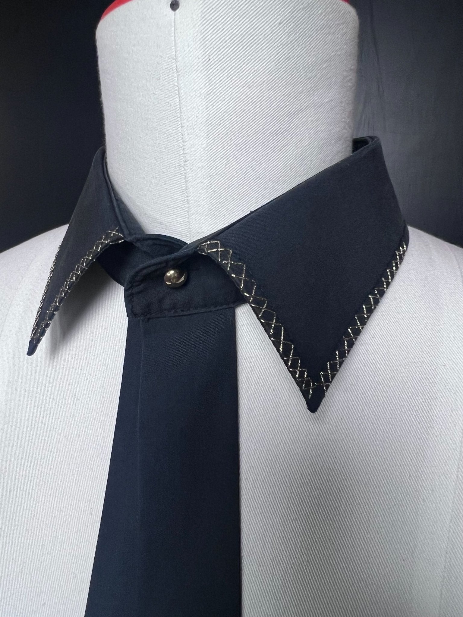 Kragencollier Dark Stitch – Schwarze Eleganz mit Glanz - nachhaltige Mode und Accessoires von Beverly - Berlin