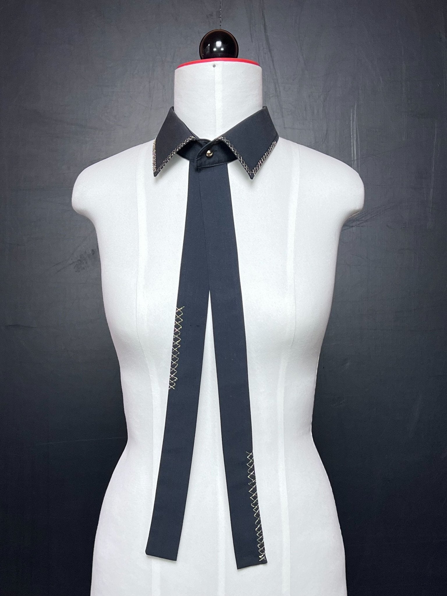 Kragencollier Dark Stitch – Schwarze Eleganz mit Glanz - nachhaltige Mode und Accessoires von Beverly - Berlin