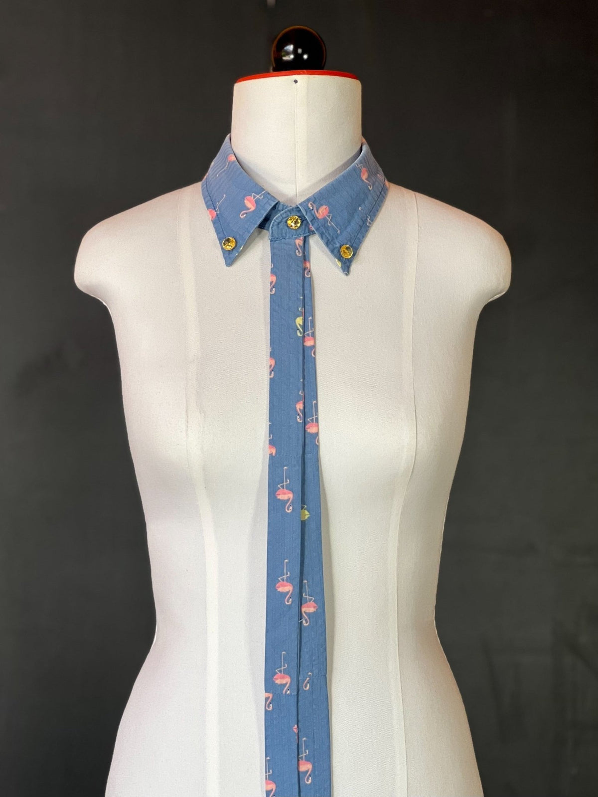 Kragencollier Flamingo in Zartblau mit pinken Flamingos an der Schneiderpuppe, Bänder lang herabhängend