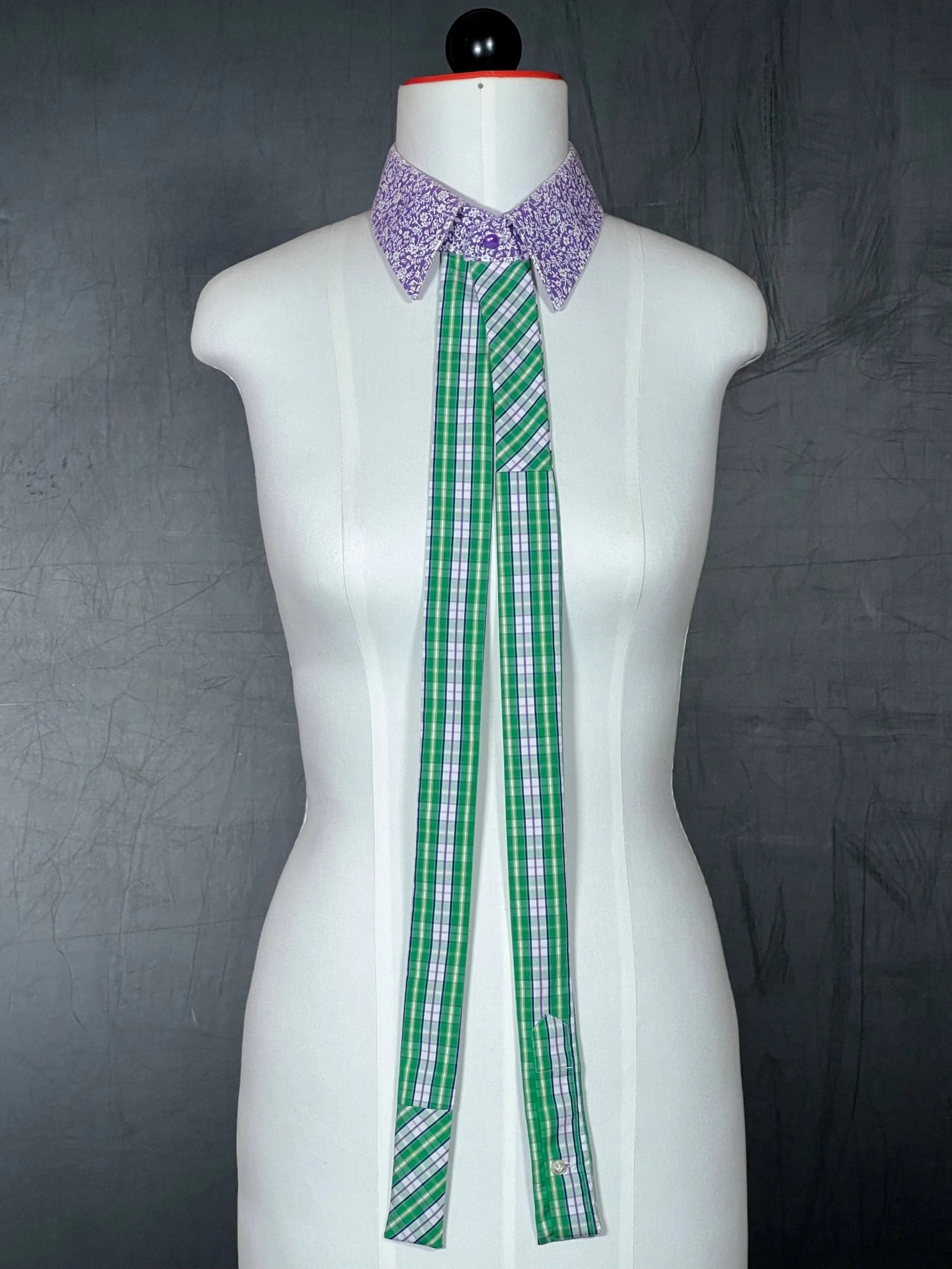 Kragencollier Garden Whisper – Blumenmuster trifft auf karierte Frische - nachhaltige Mode und Accessoires von Beverly - Berlin