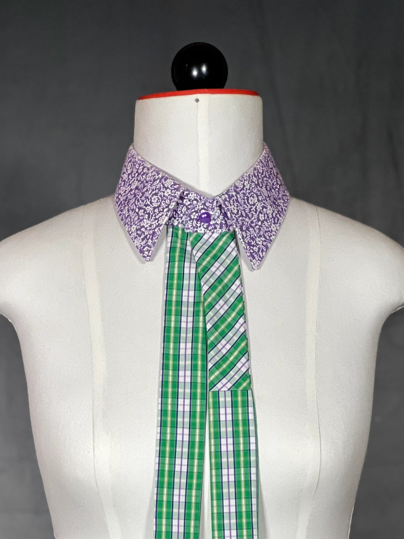 Kragencollier Garden Whisper – Blumenmuster trifft auf karierte Frische - nachhaltige Mode und Accessoires von Beverly - Berlin