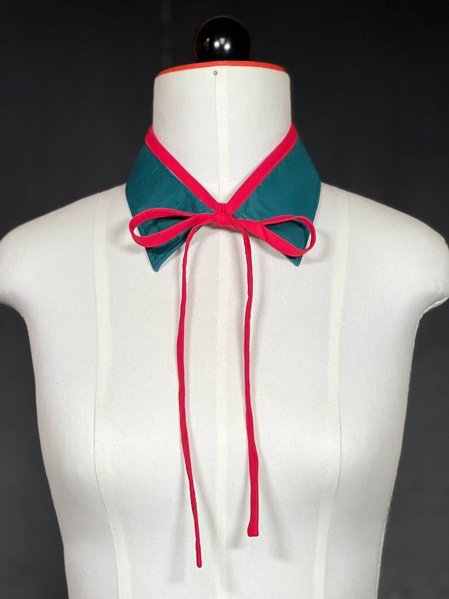 Kragencollier Green Edge – Bold Color, Strong Energy Kragencollier - nachhaltige Mode und Accessoires von Beverly - Berlin