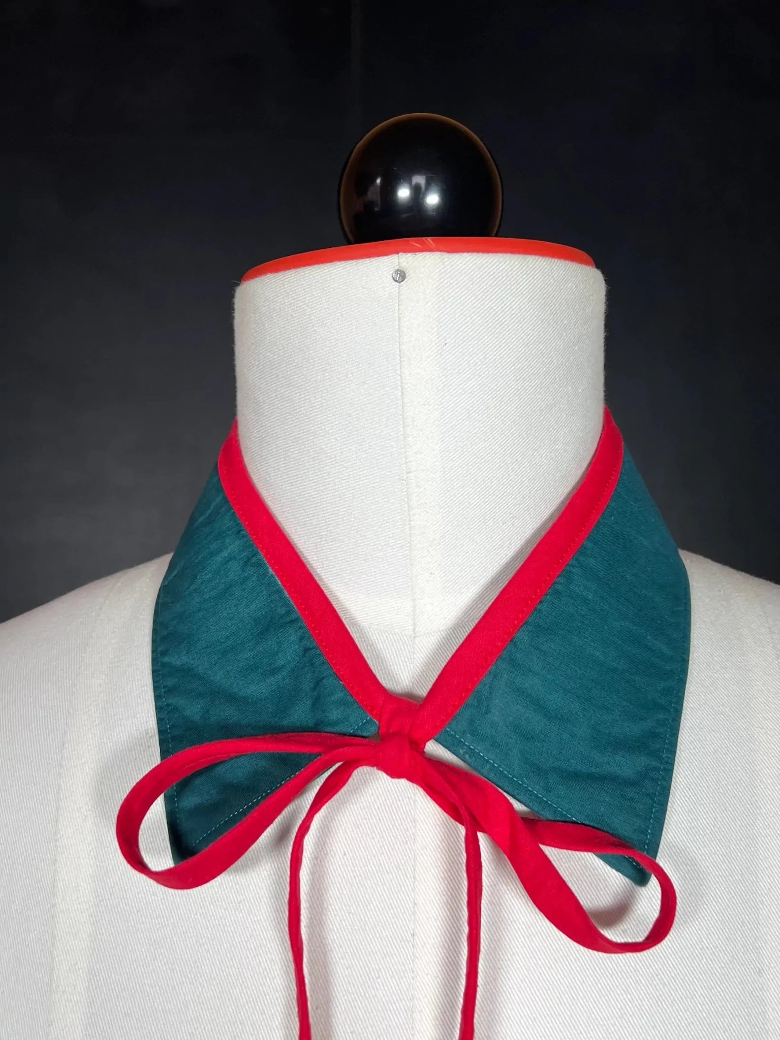 Kragencollier Green Edge – Bold Color, Strong Energy Kragencollier - nachhaltige Mode und Accessoires von Beverly - Berlin