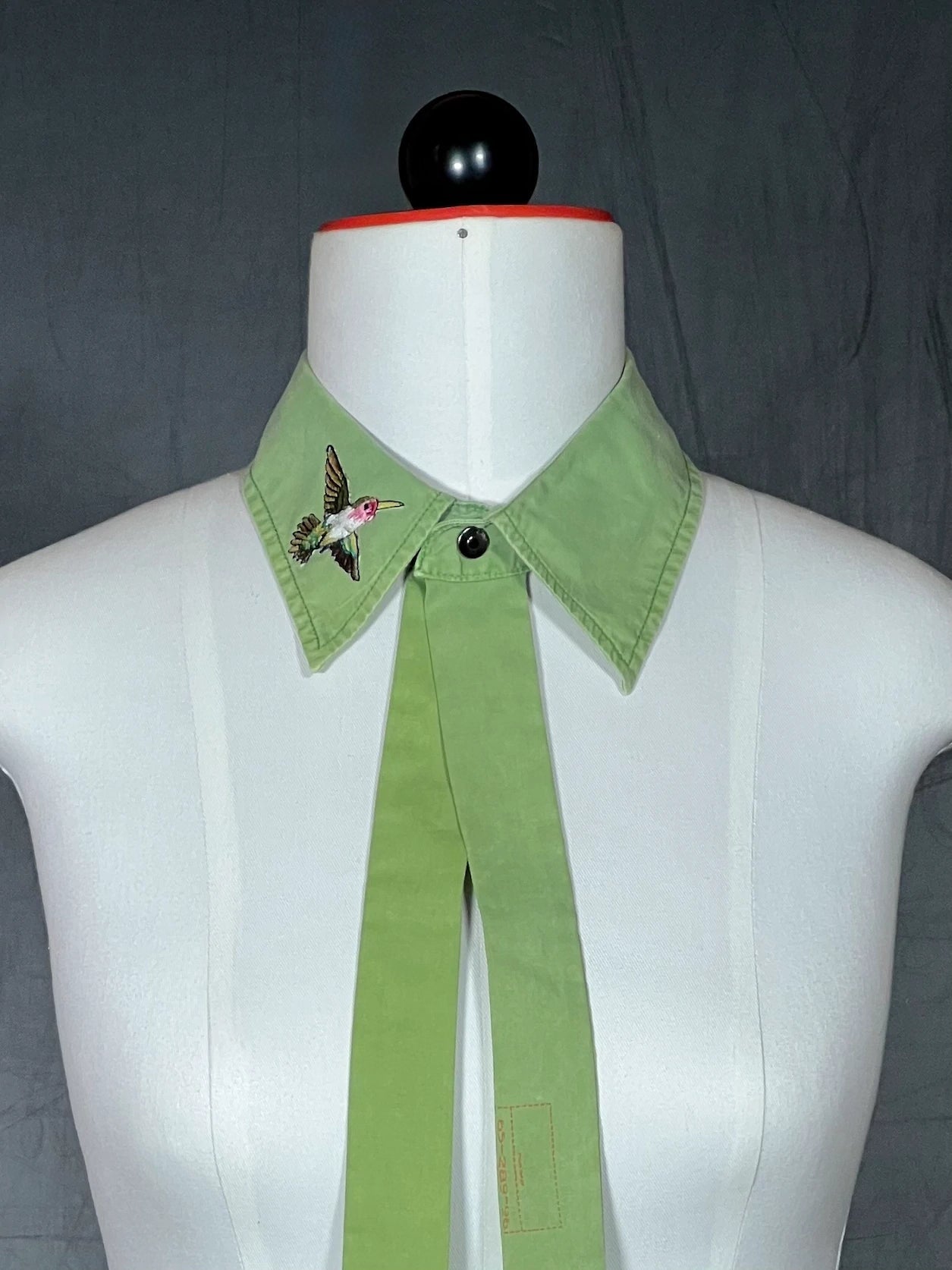 Kragencollier Green Hummingbird – Baumwolle mit Stickerei - nachhaltige Mode und Accessoires von Beverly - Berlin