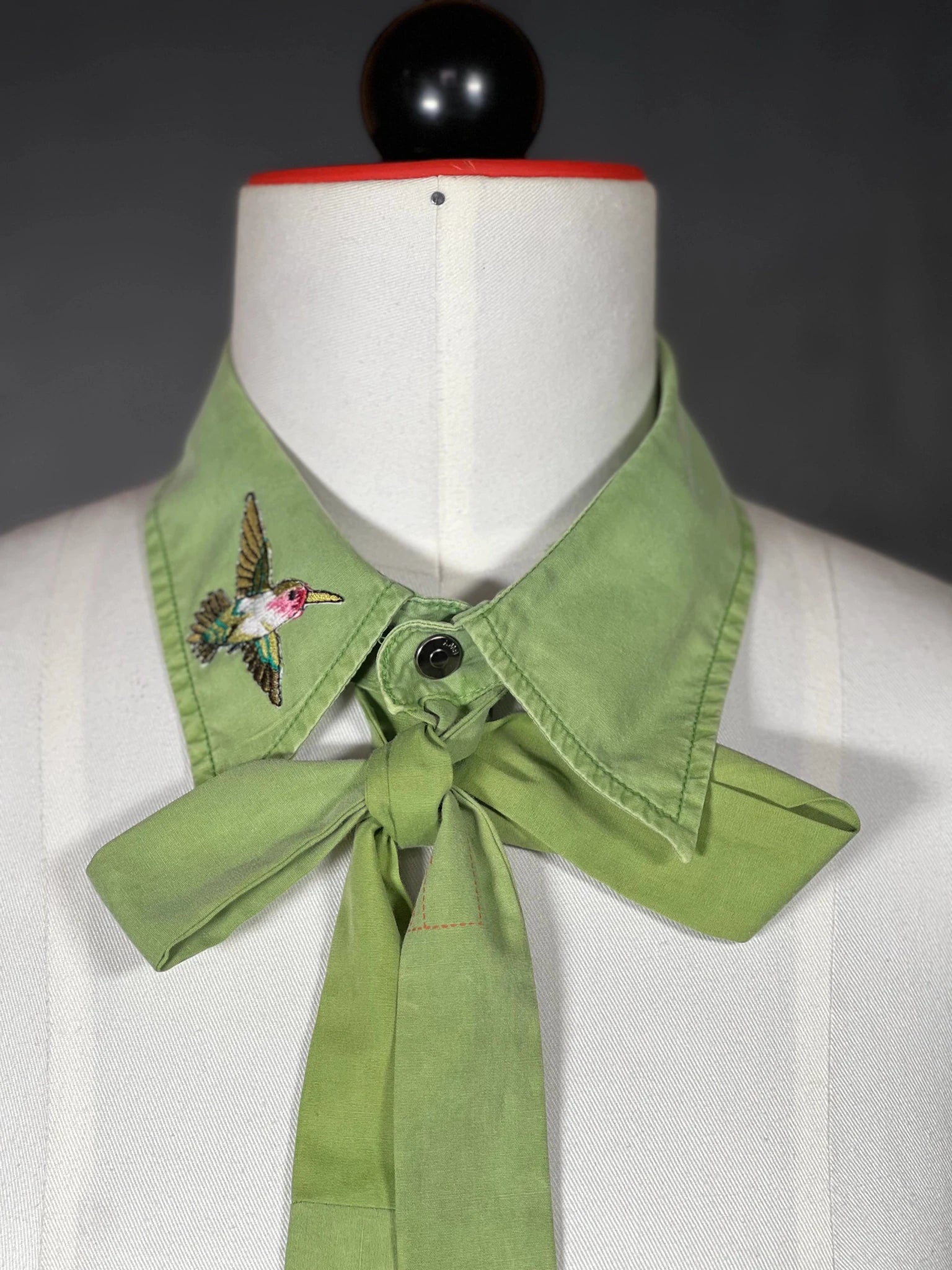 Kragencollier Green Hummingbird – Baumwolle mit Stickerei - nachhaltige Mode und Accessoires von Beverly - Berlin