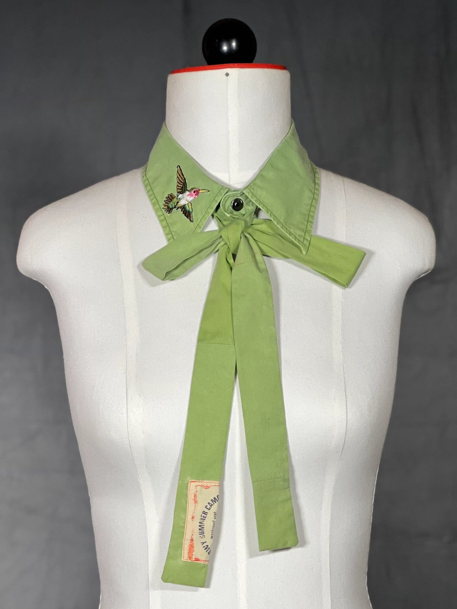 Kragencollier Green Hummingbird – Baumwolle mit Stickerei - nachhaltige Mode und Accessoires von Beverly - Berlin