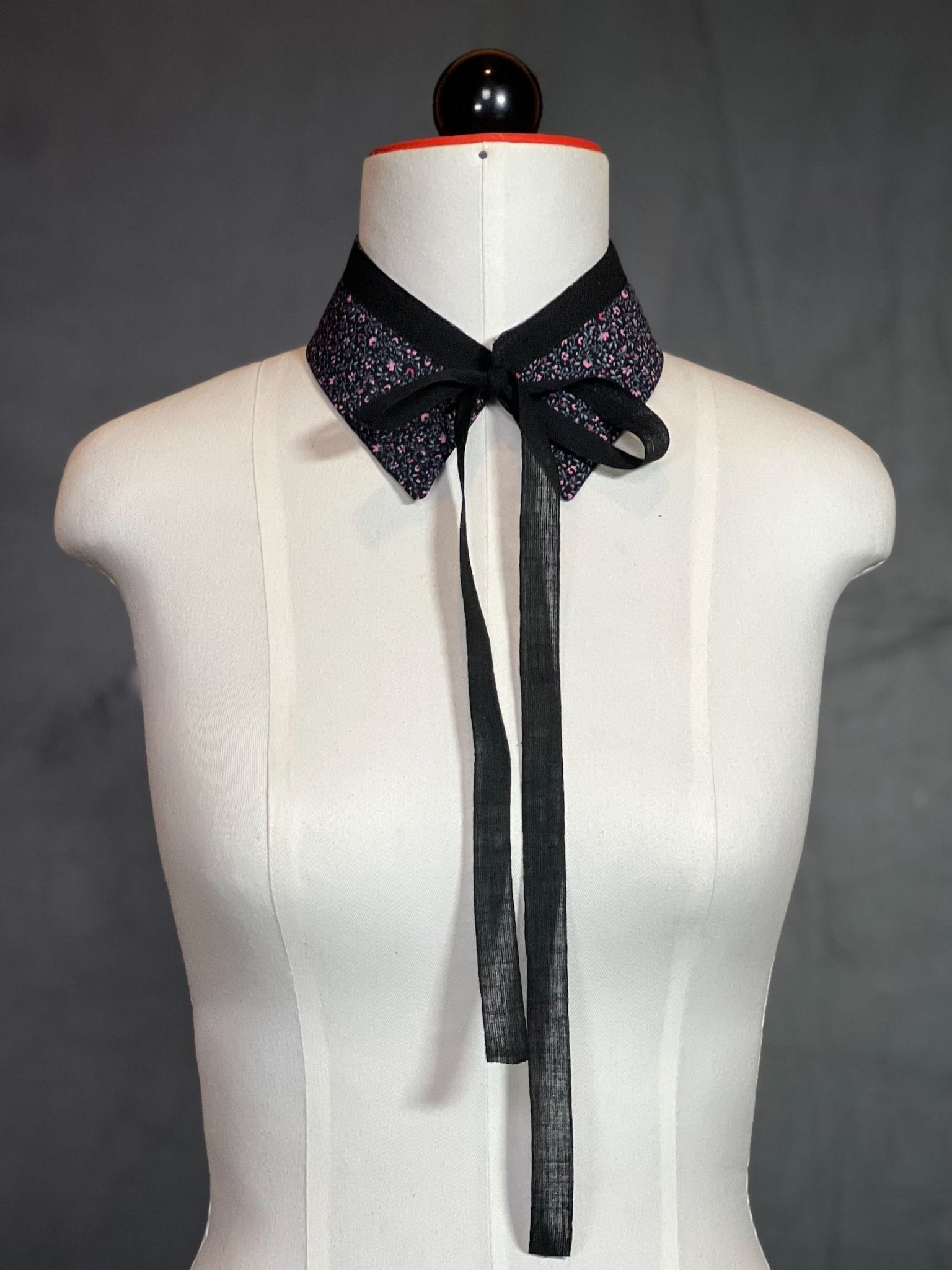 Kragencollier Midnight Bloom – Feminin mit Tiefe - nachhaltige Mode und Accessoires von Beverly - Berlin