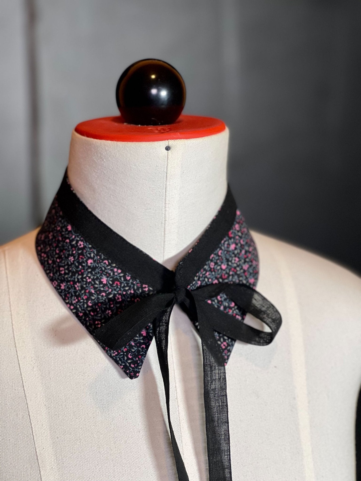 Kragencollier Midnight Bloom – Feminin mit Tiefe - nachhaltige Mode und Accessoires von Beverly - Berlin