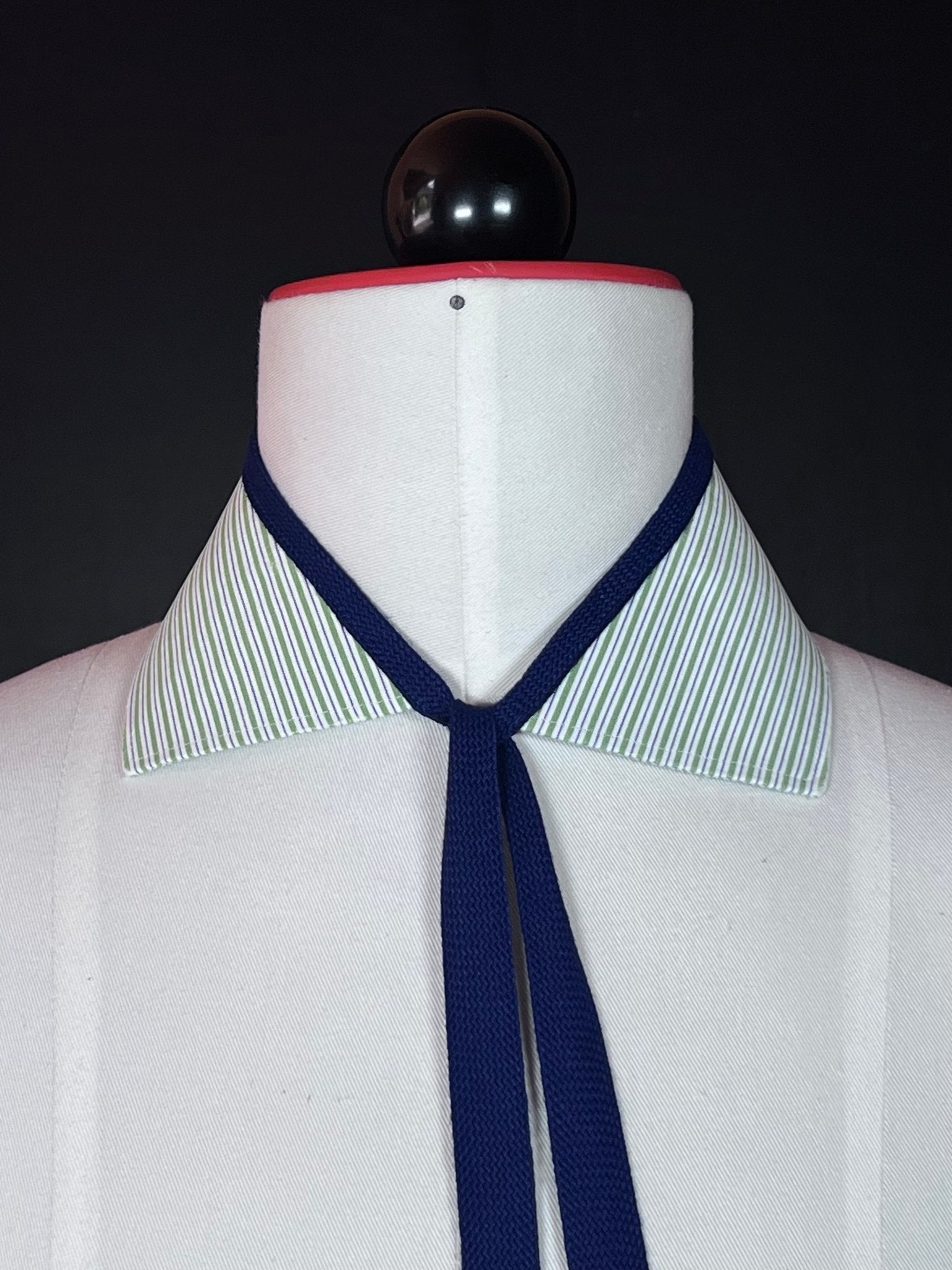 Kragencollier Navy Stripe – Klassik trifft Coolness - nachhaltige Mode und Accessoires von Beverly - Berlin