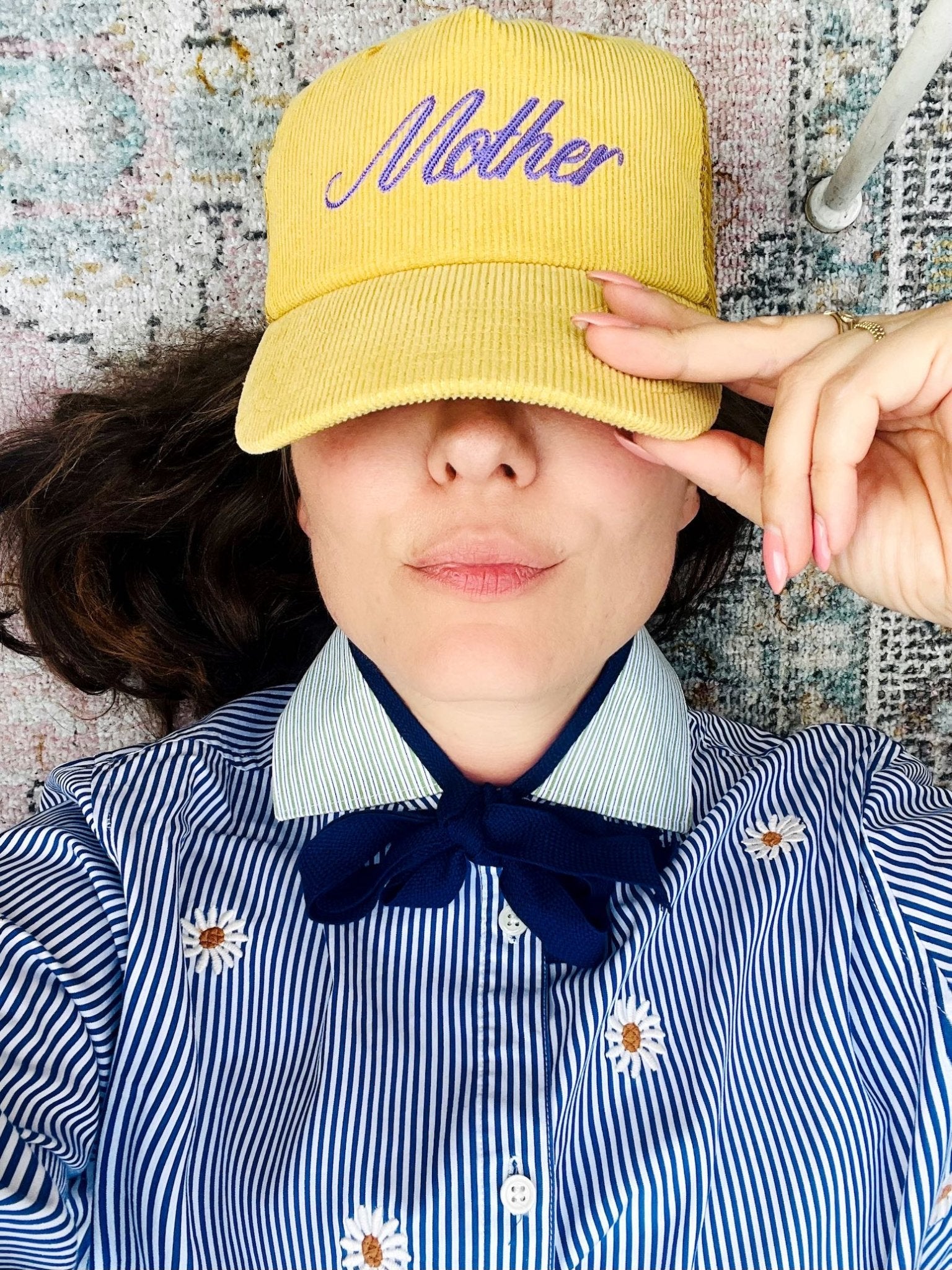 Frau mit Basecap und Kragencollier von Beverly Berlin