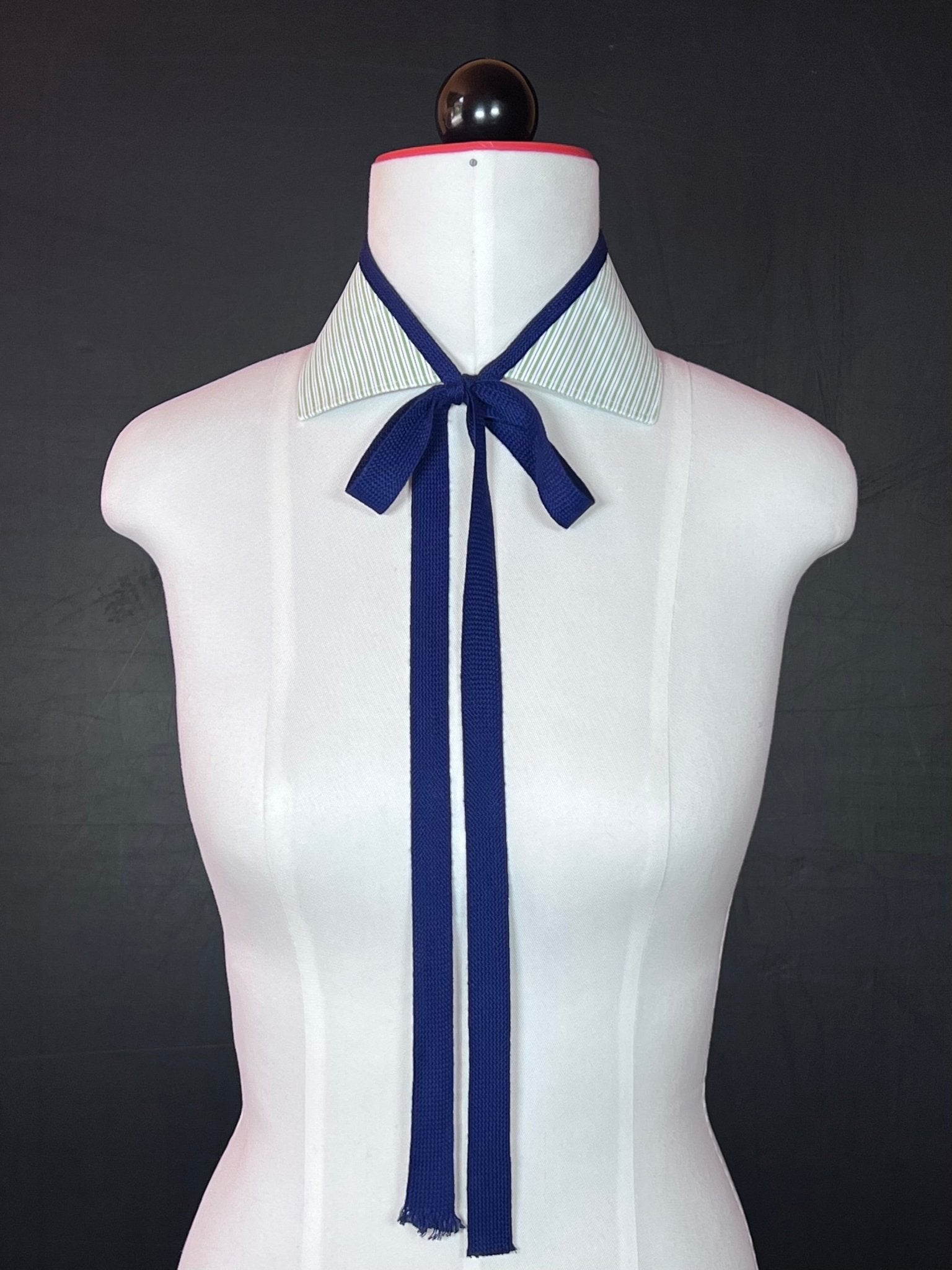 Kragencollier Navy Stripe – Klassik trifft Coolness - nachhaltige Mode und Accessoires von Beverly - Berlin