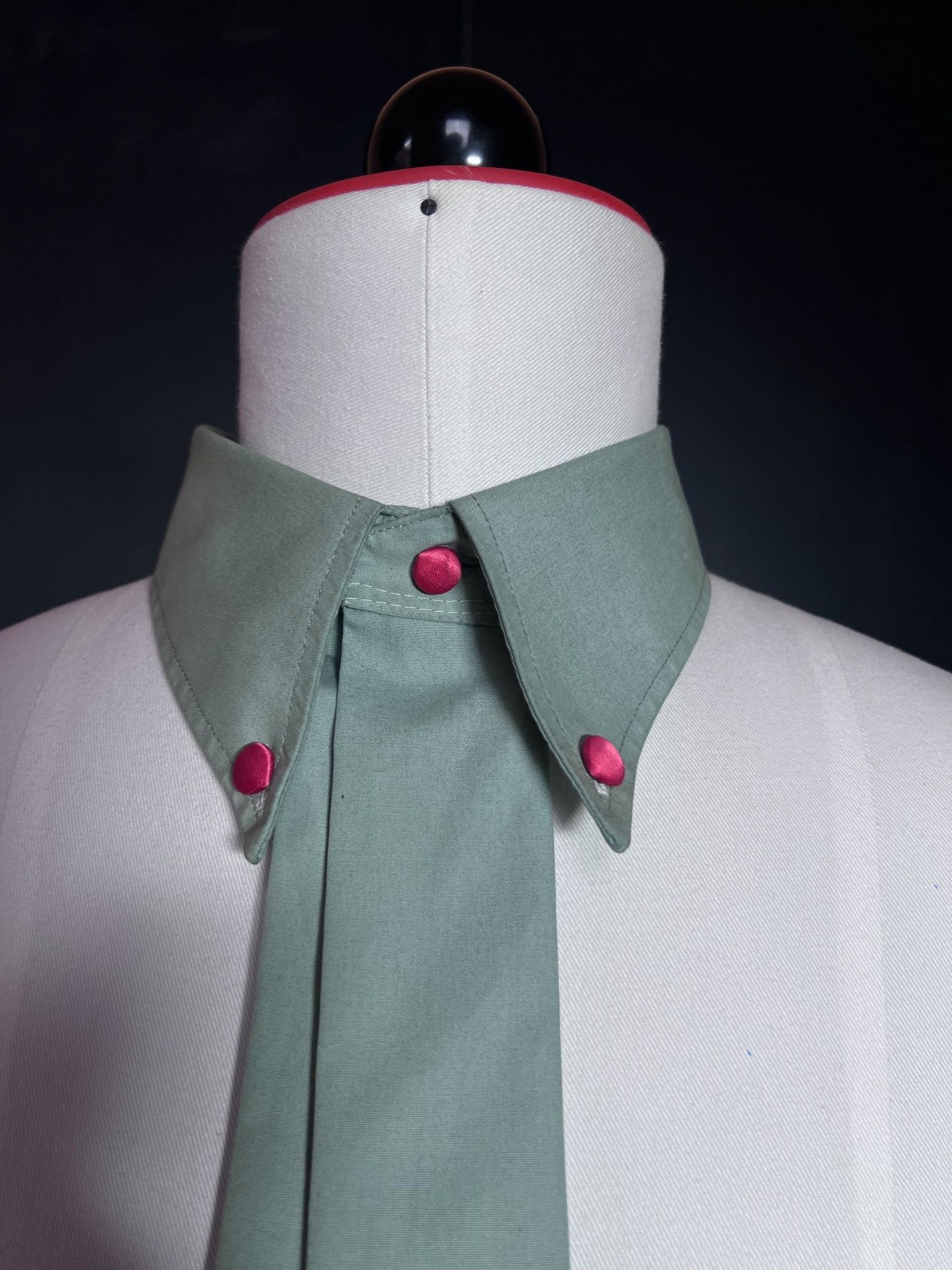 Kragencollier Oliv Pop – Clean Chic mit Farbakzent - nachhaltige Mode und Accessoires von Beverly - Berlin