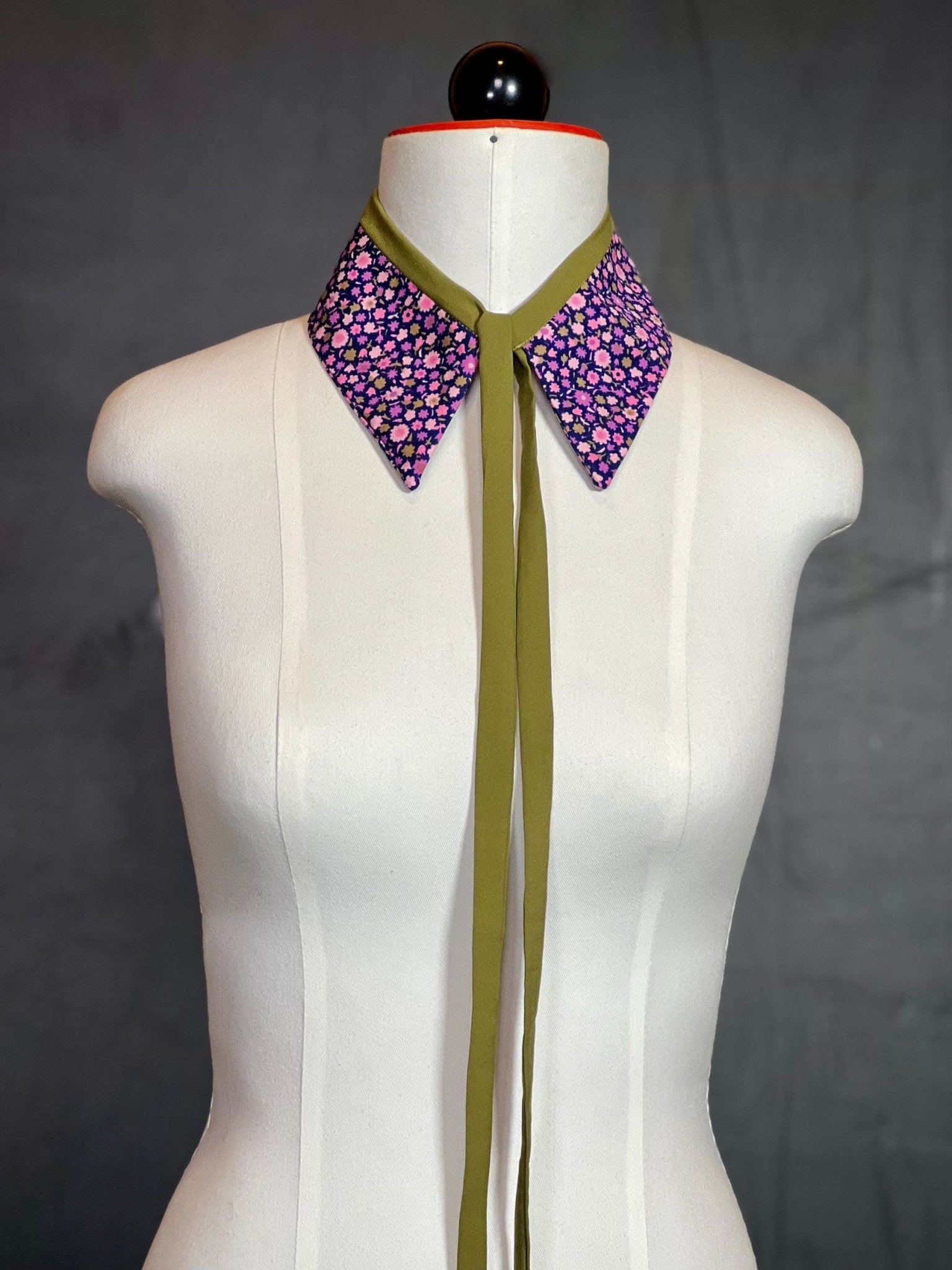 Kragencollier Olive Bloom – Floral, bold & unmistakable - nachhaltige Mode und Accessoires von Beverly - Berlin