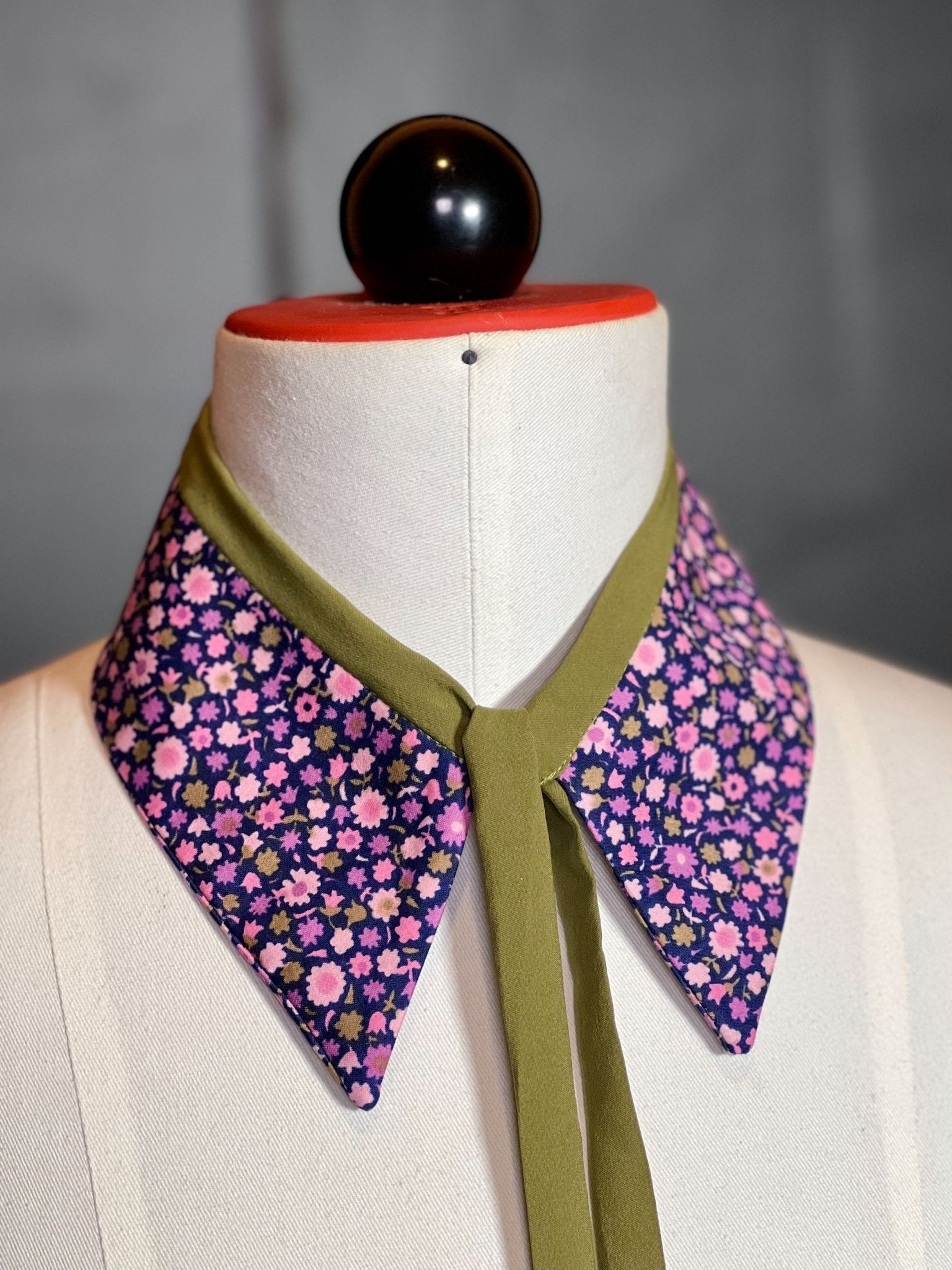 Kragencollier Olive Bloom – Floral, bold & unmistakable - nachhaltige Mode und Accessoires von Beverly - Berlin