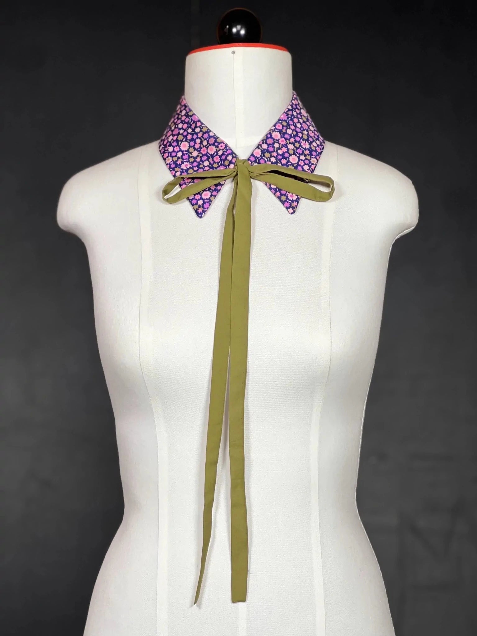 Kragencollier Olive Bloom – Floral, bold & unmistakable Kragen - nachhaltige Mode und Accessoires von Beverly - Berlin