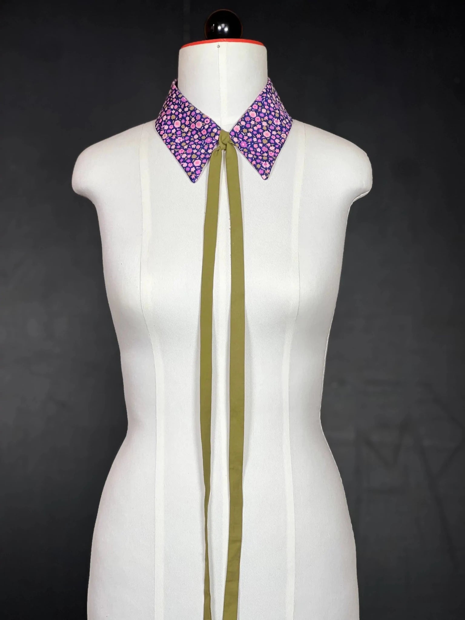 Kragencollier Olive Bloom – Floral, bold & unmistakable Kragen - nachhaltige Mode und Accessoires von Beverly - Berlin