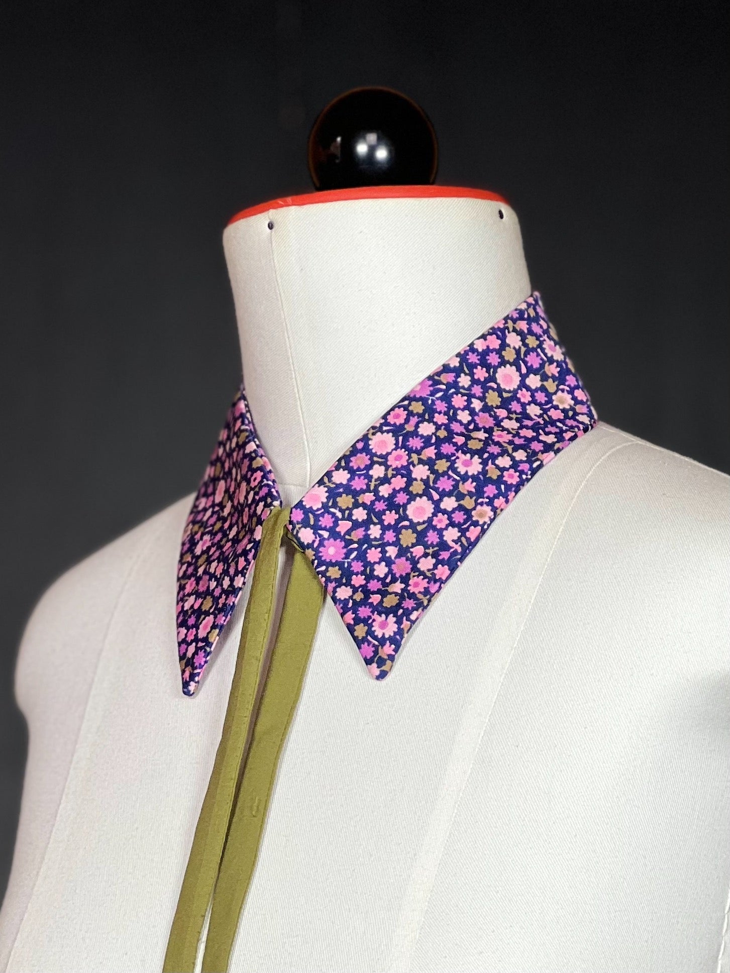 Kragencollier Olive Bloom – Floral, bold & unmistakable Kragen - nachhaltige Mode und Accessoires von Beverly - Berlin