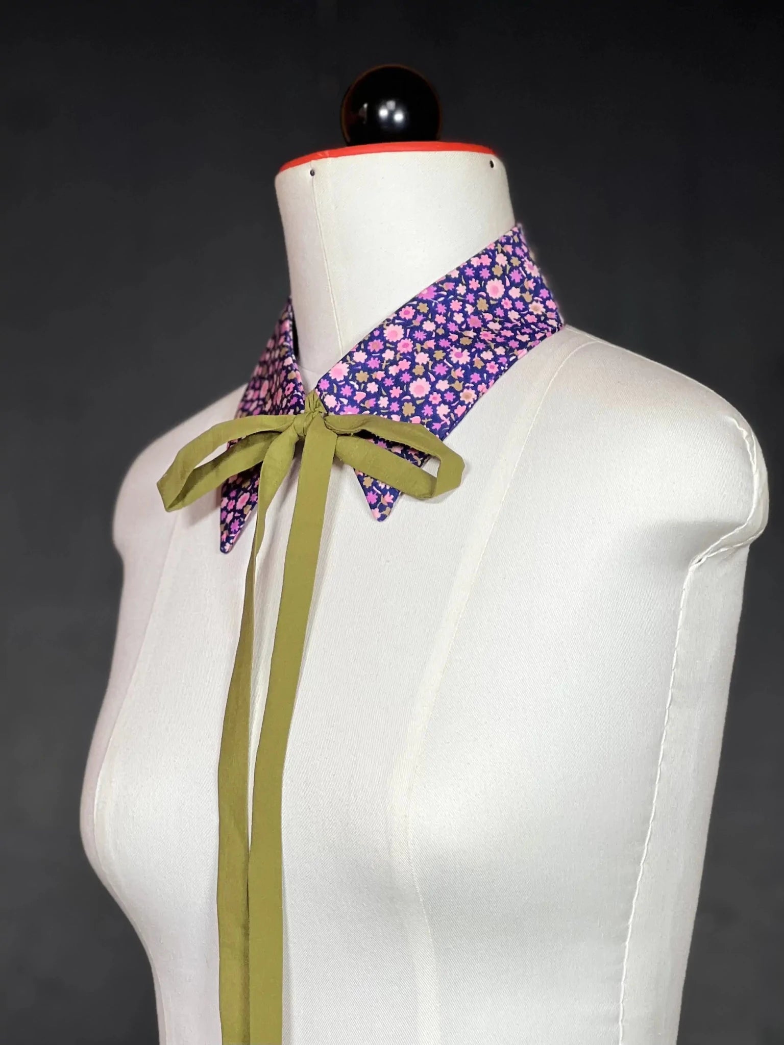 Kragencollier Olive Bloom – Floral, bold & unmistakable Kragen - nachhaltige Mode und Accessoires von Beverly - Berlin