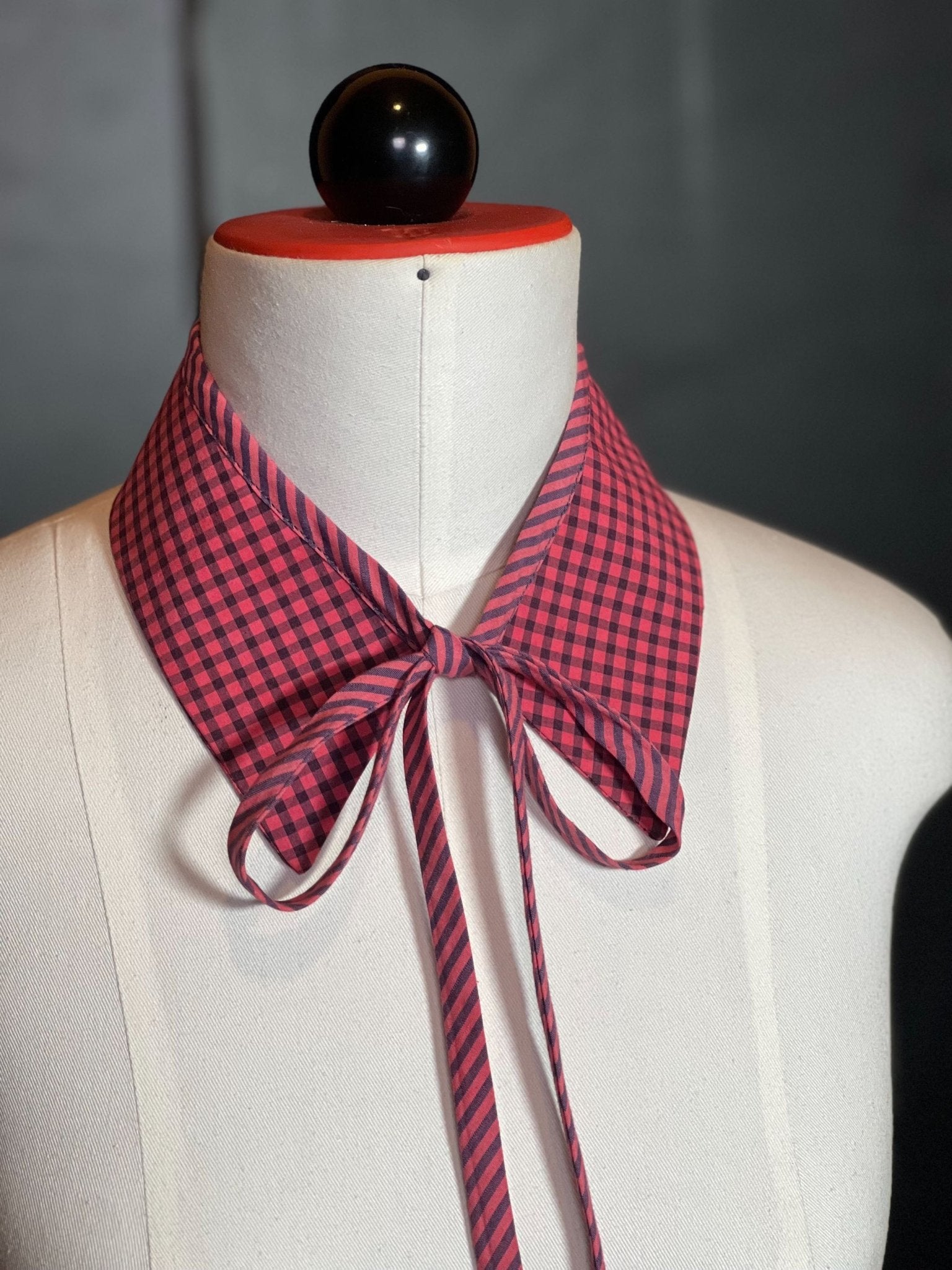 Kragencollier Red Check – Klar, laut, charakterstark - nachhaltige Mode und Accessoires von Beverly - Berlin