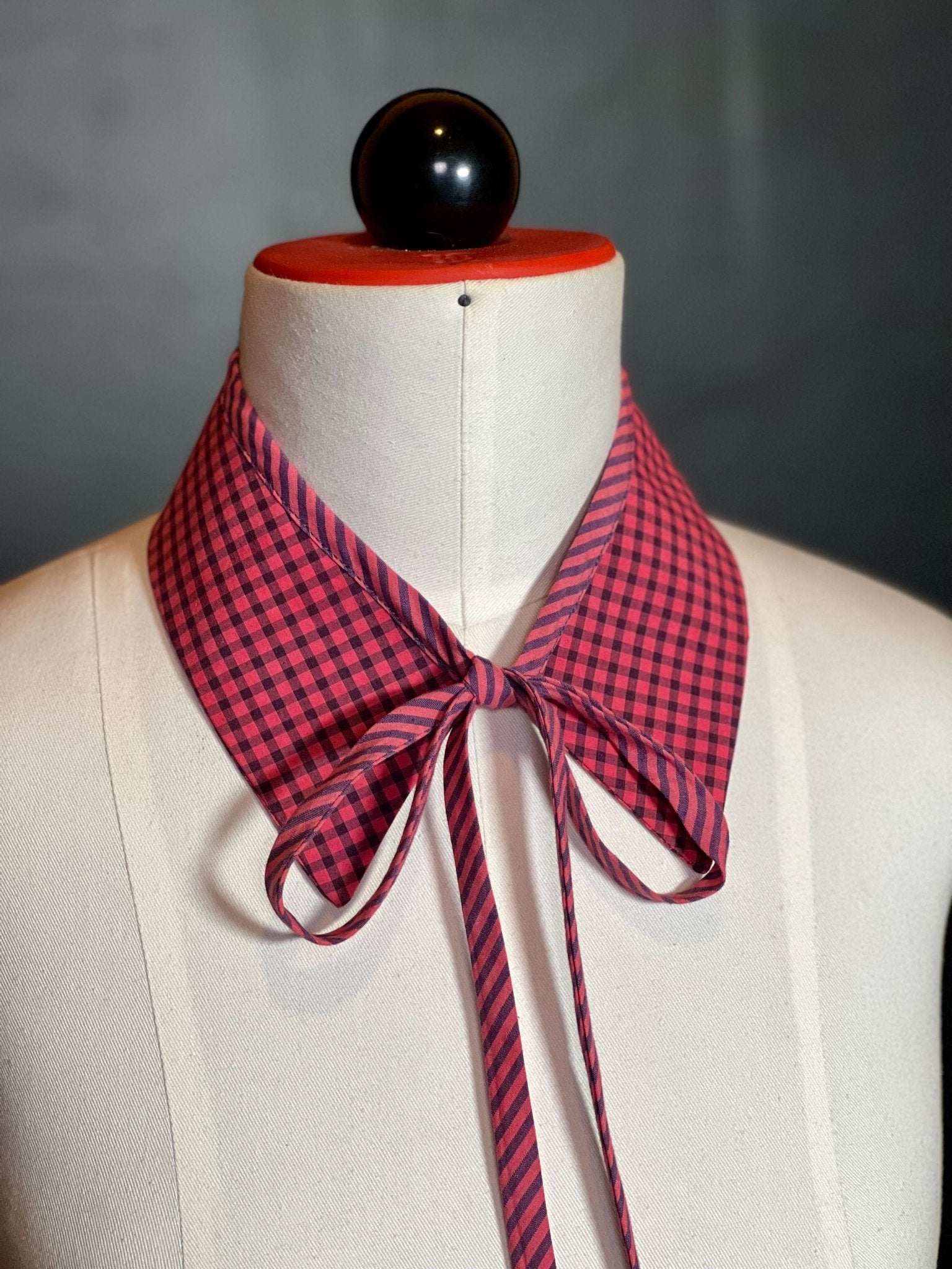 Kragencollier Red Check – Klar, laut, charakterstark - nachhaltige Mode und Accessoires von Beverly - Berlin