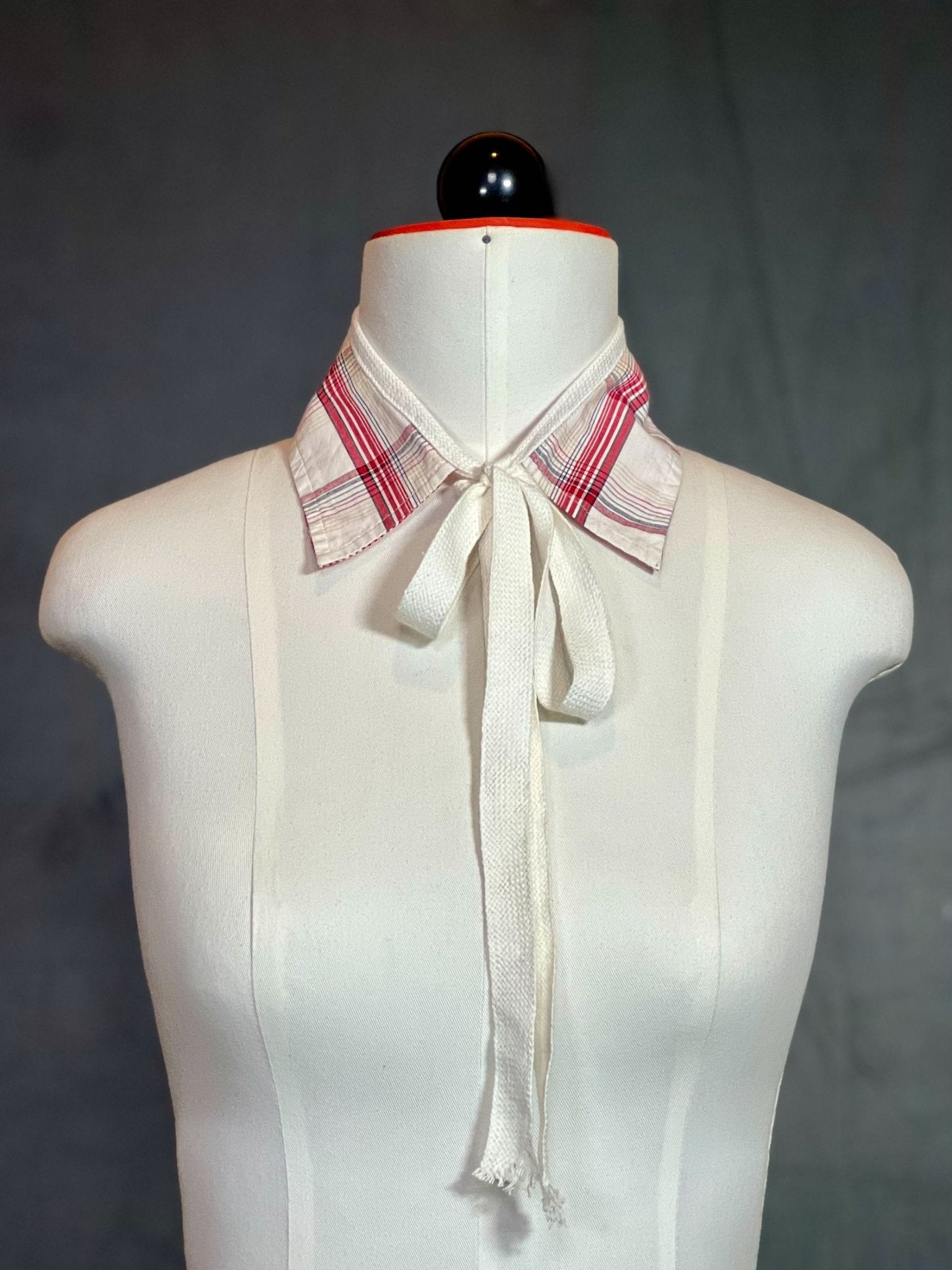 Kragencollier Red Mini Check Reversible – Zwei Seiten, ein Statement - nachhaltige Mode und Accessoires von Beverly - Berlin