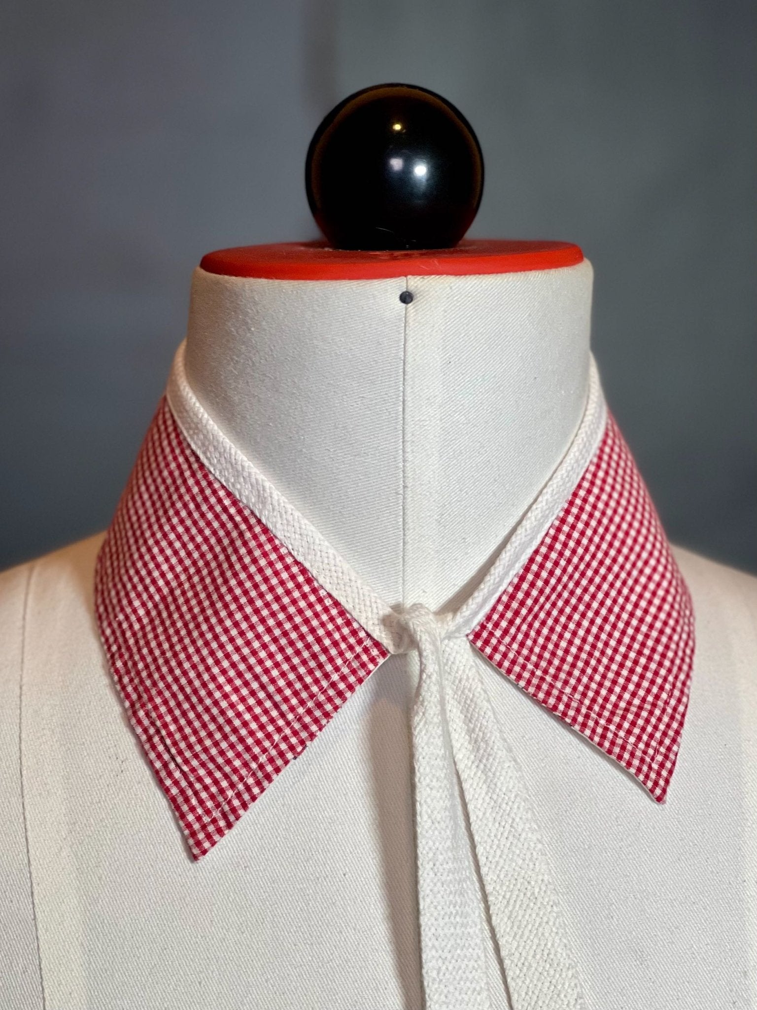 Kragencollier Red Mini Check Reversible – Zwei Seiten, ein Statement - nachhaltige Mode und Accessoires von Beverly - Berlin