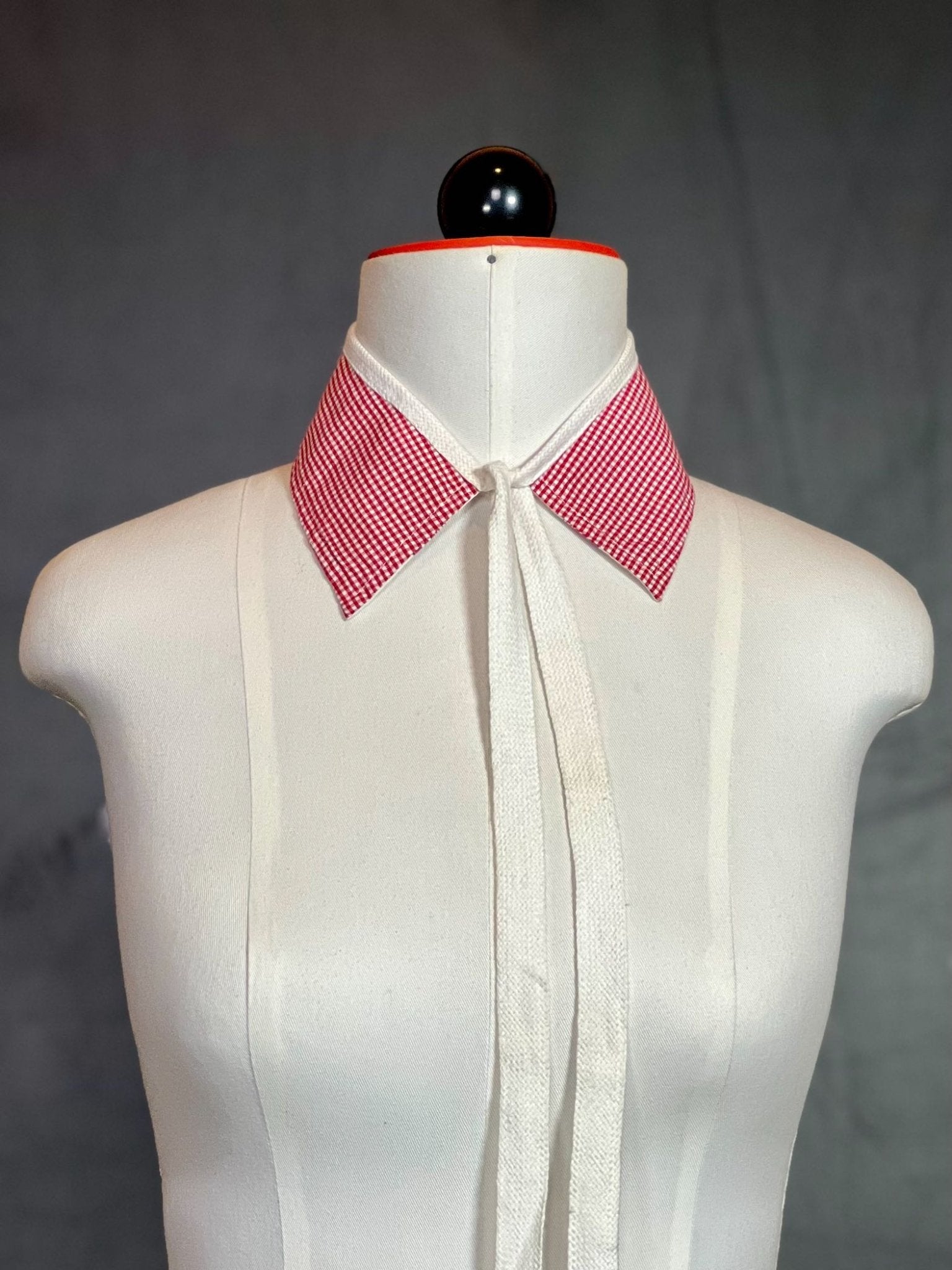 Kragencollier Red Mini Check Reversible – Zwei Seiten, ein Statement - nachhaltige Mode und Accessoires von Beverly - Berlin