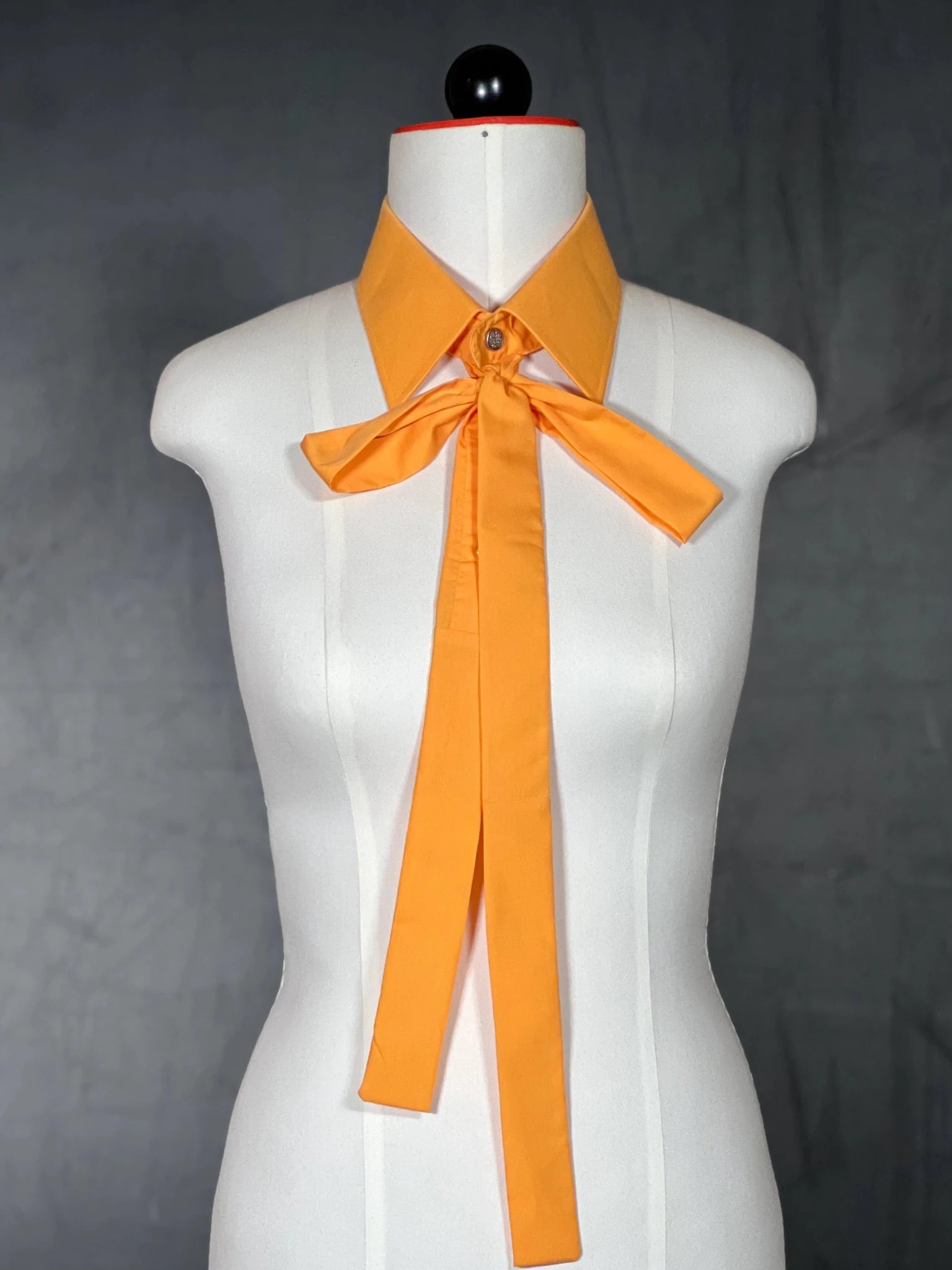 Kragencollier „Sunny Bow“ – Strahlendes Orange - nachhaltige Mode und Accessoires von Beverly - Berlin