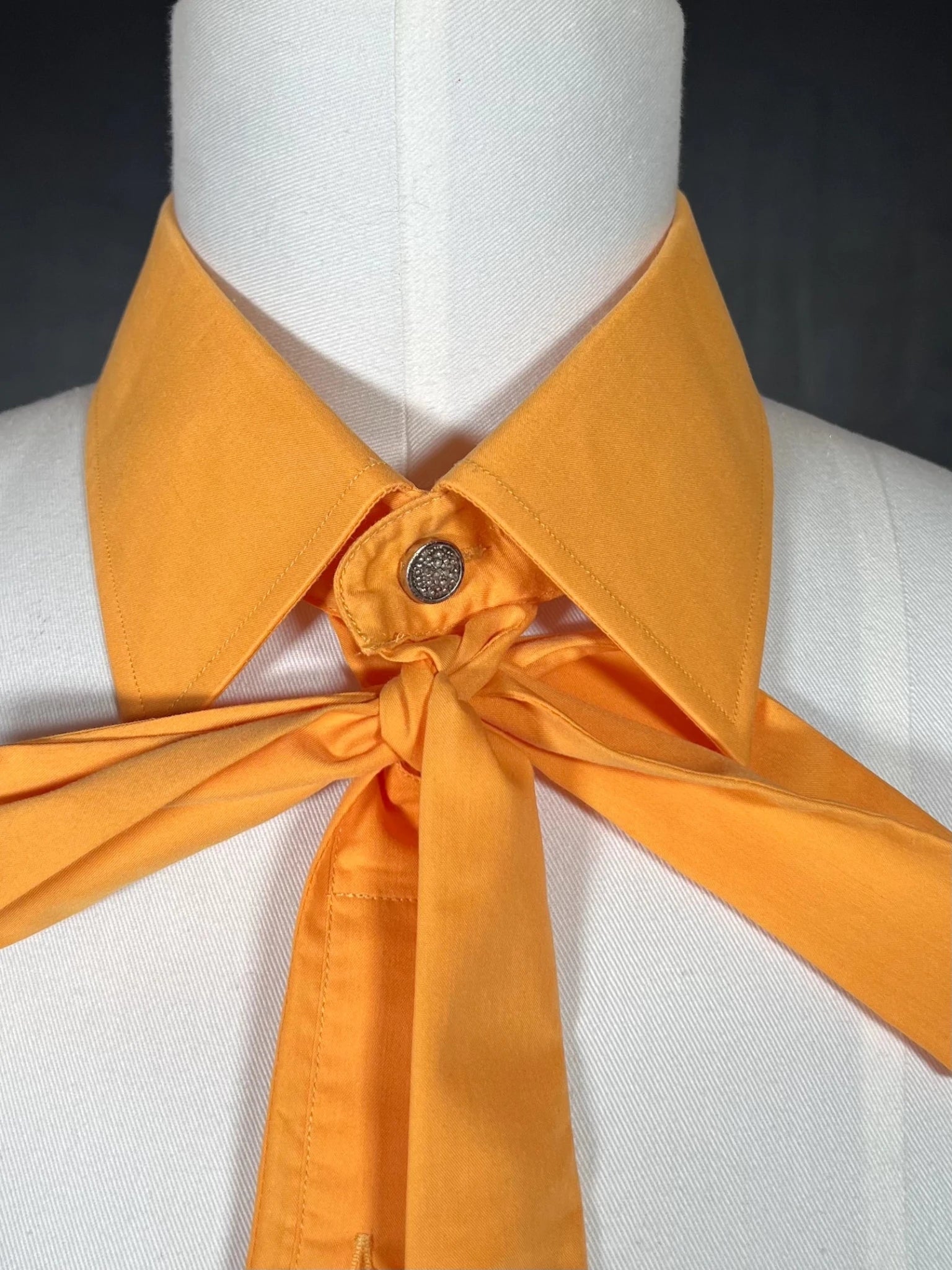 Kragencollier „Sunny Bow“ – Strahlendes Orange - nachhaltige Mode und Accessoires von Beverly - Berlin
