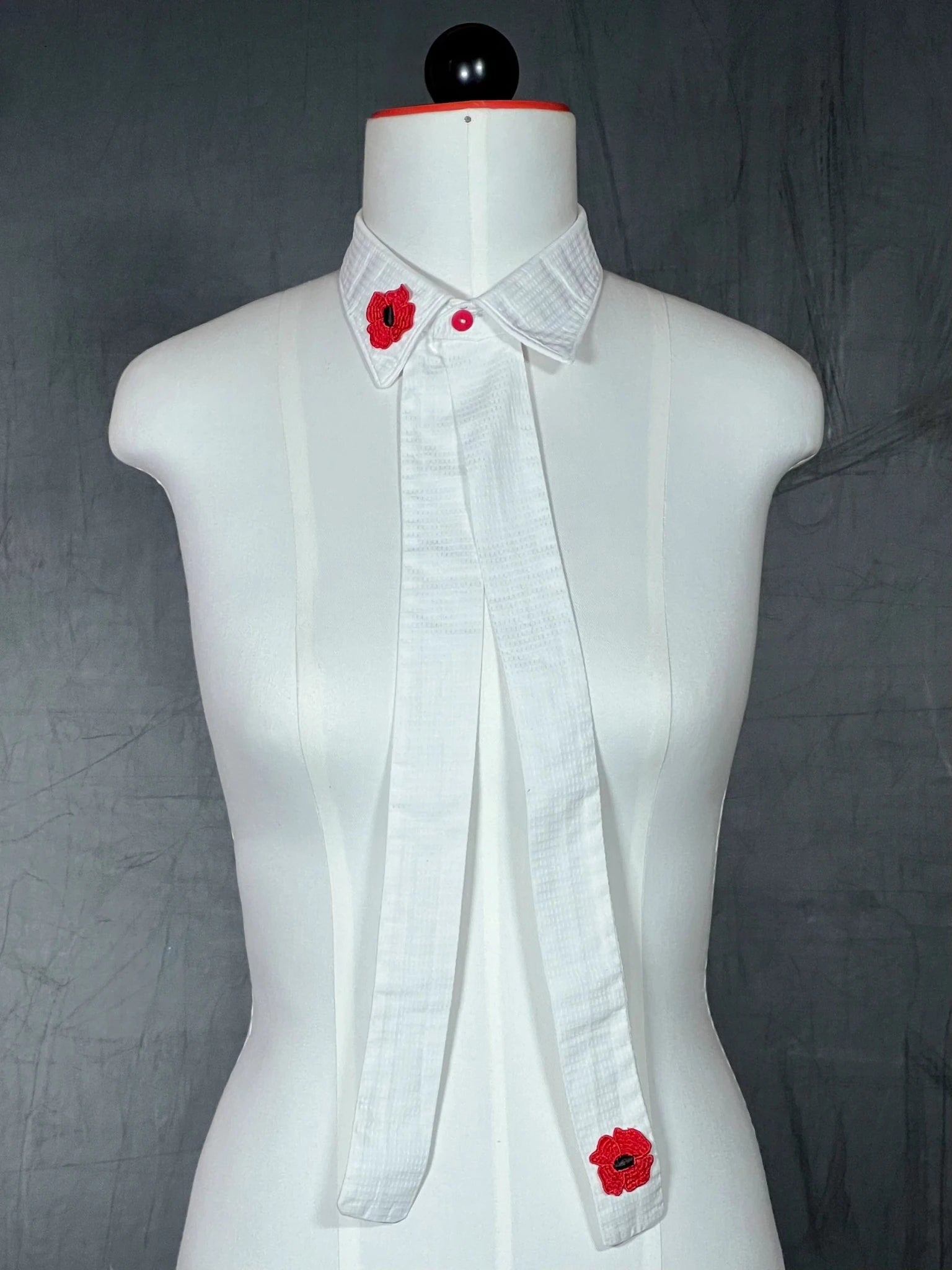 Kragencollier White Rebel – Baumwolle mit roter Statement - Stickerei - nachhaltige Mode und Accessoires von Beverly - Berlin