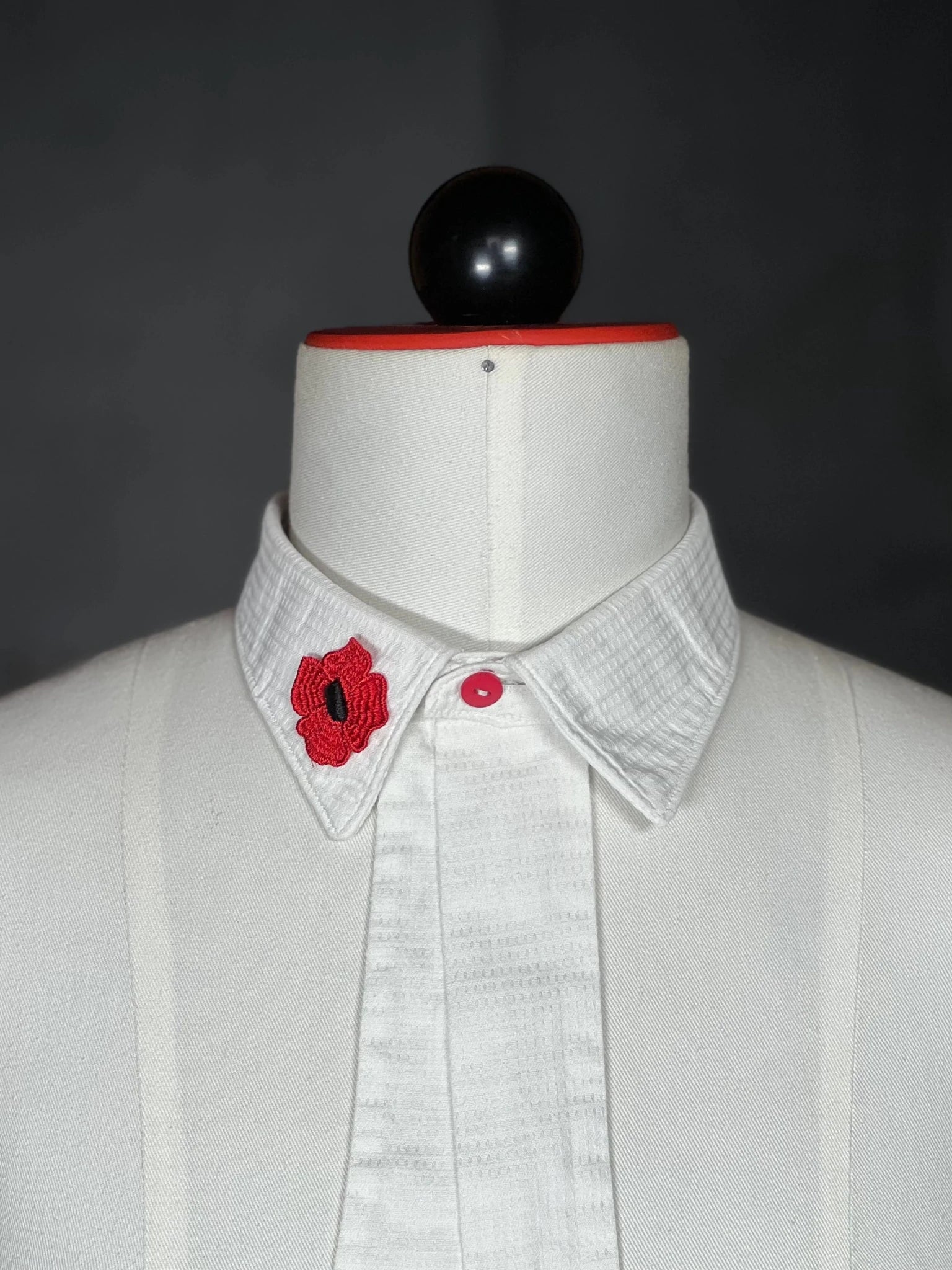 Kragencollier White Rebel – Baumwolle mit roter Statement - Stickerei - nachhaltige Mode und Accessoires von Beverly - Berlin