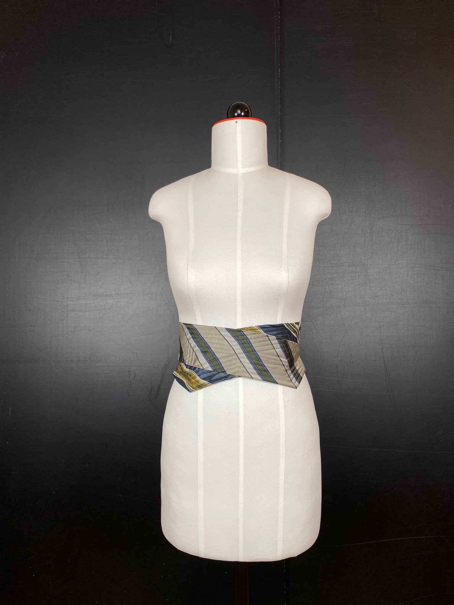 Obi - Gürtel aus Krawatten – Steppung. Statement. Einzelstück. - nachhaltige Mode und Accessoires von Beverly - Berlin