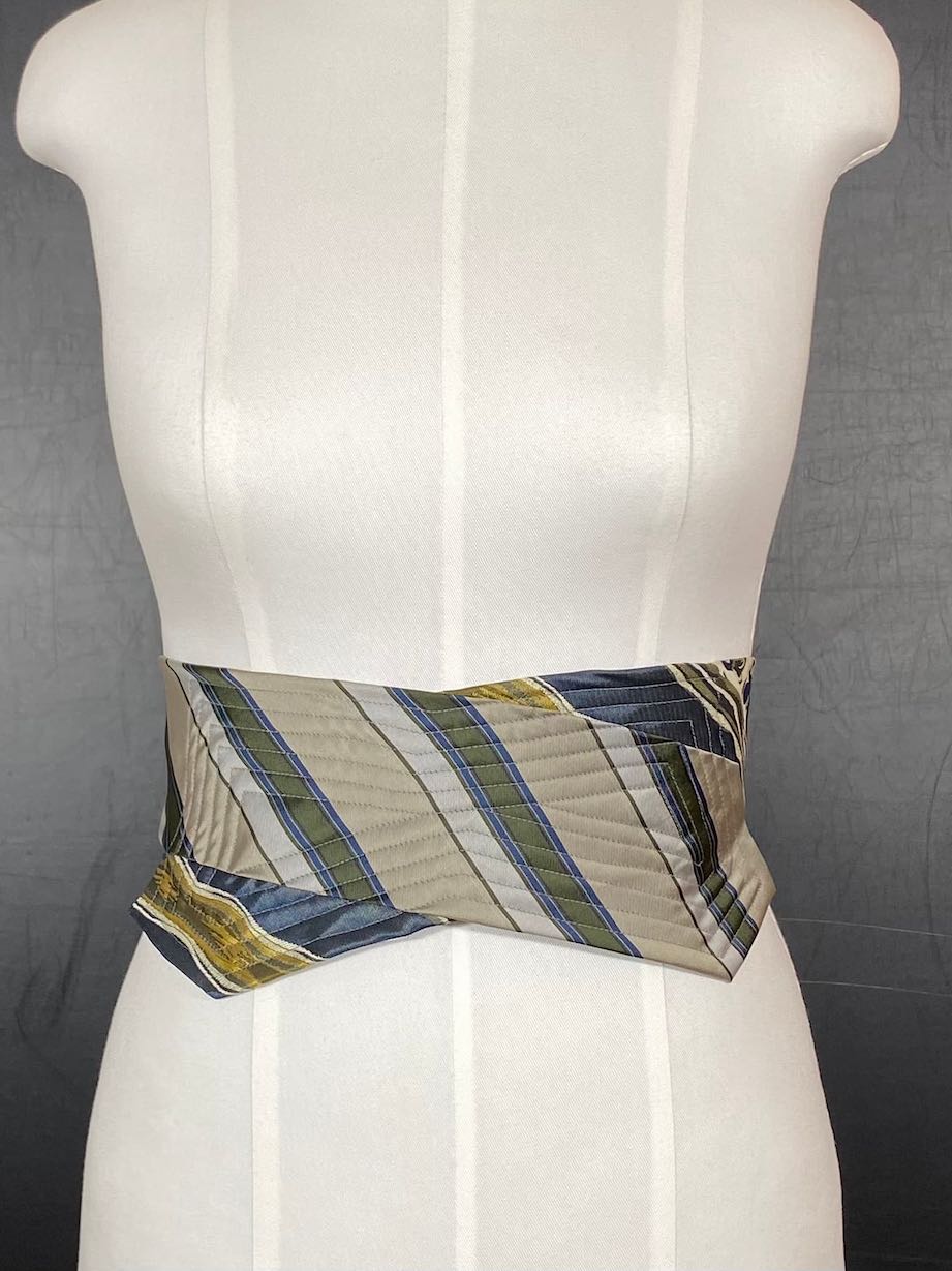 Obi - Gürtel aus Krawatten – Steppung. Statement. Einzelstück. - nachhaltige Mode und Accessoires von Beverly - Berlin