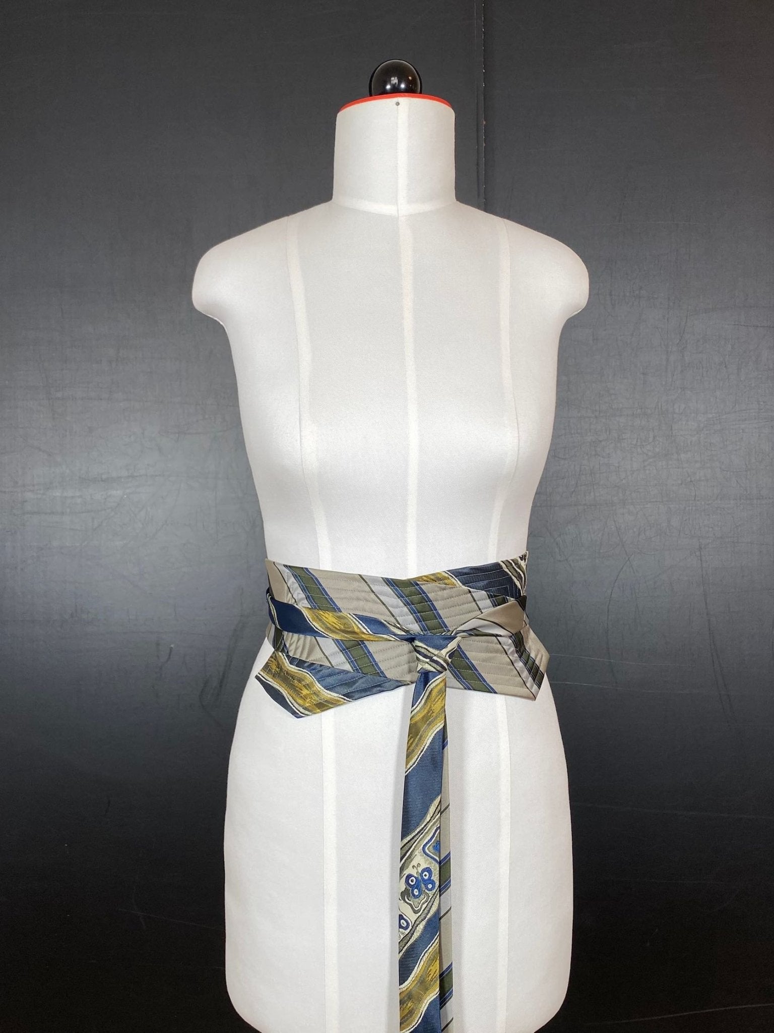 Obi - Gürtel aus Krawatten – Steppung. Statement. Einzelstück. - nachhaltige Mode und Accessoires von Beverly - Berlin