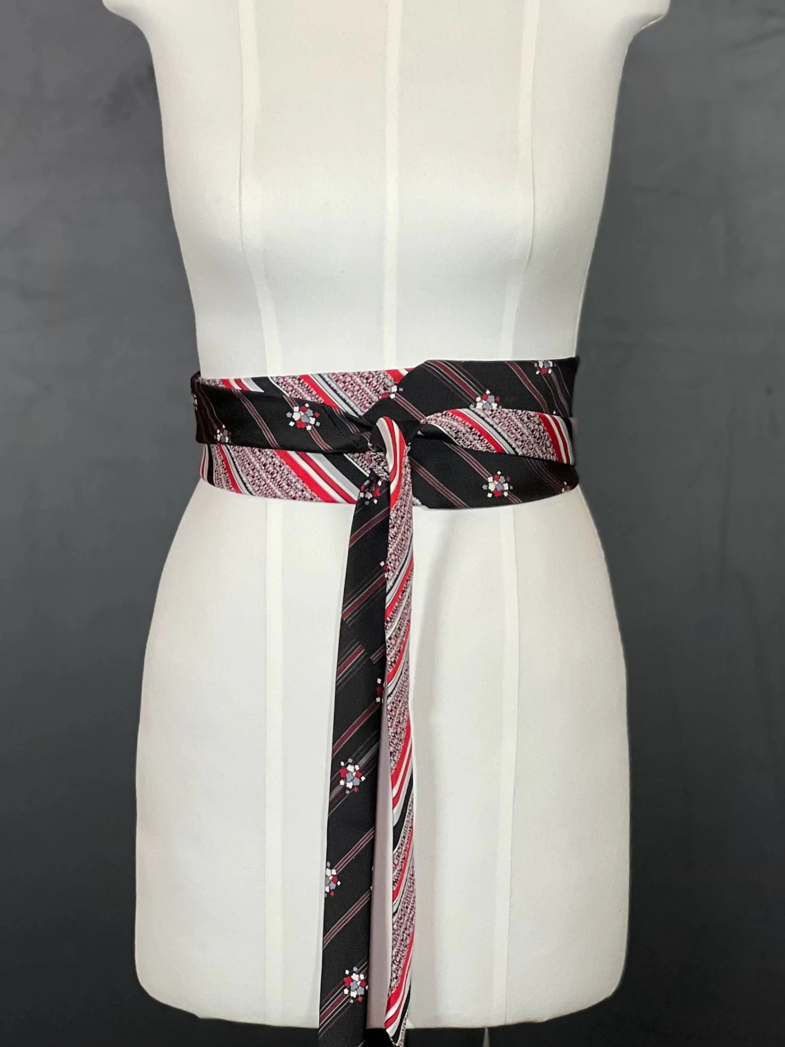 Obi Wickelgürtel aus Vintage - Krawatten – Schwarz & Rot - nachhaltige Mode und Accessoires von Beverly - Berlin