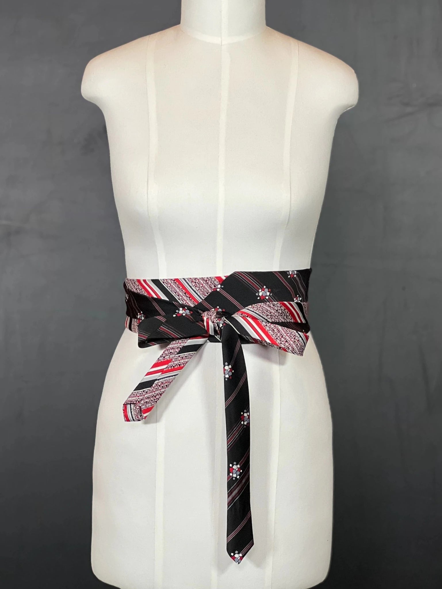 Obi Wickelgürtel aus Vintage - Krawatten – Schwarz & Rot - nachhaltige Mode und Accessoires von Beverly - Berlin