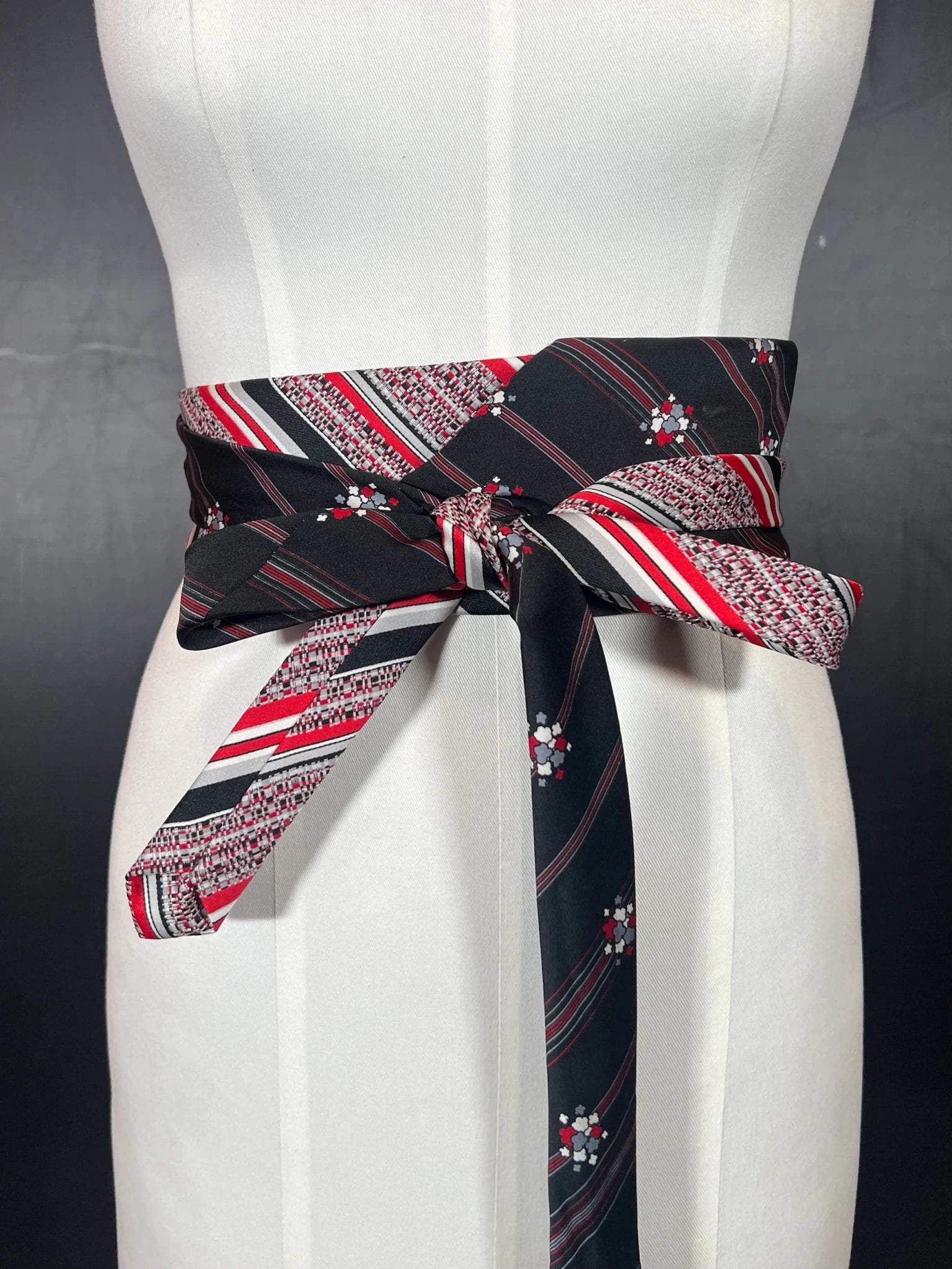 Obi Wickelgürtel aus Vintage - Krawatten – Schwarz & Rot - nachhaltige Mode und Accessoires von Beverly - Berlin
