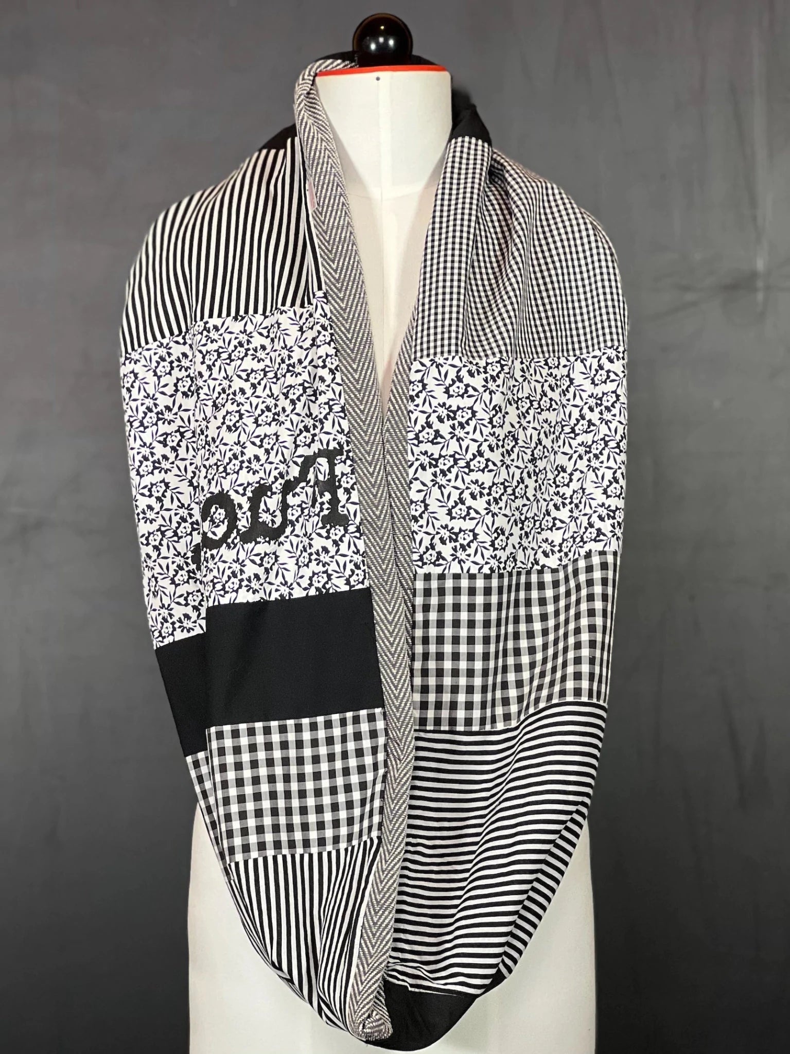 Patchwork Loop - Schal in Schwarz - Weiß - nachhaltige Mode und Accessoires von Beverly - Berlin